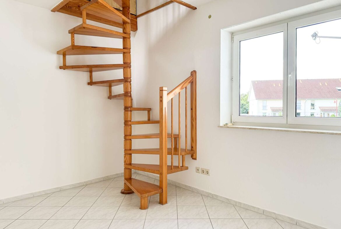 Zimmer mit Treppe zum DG