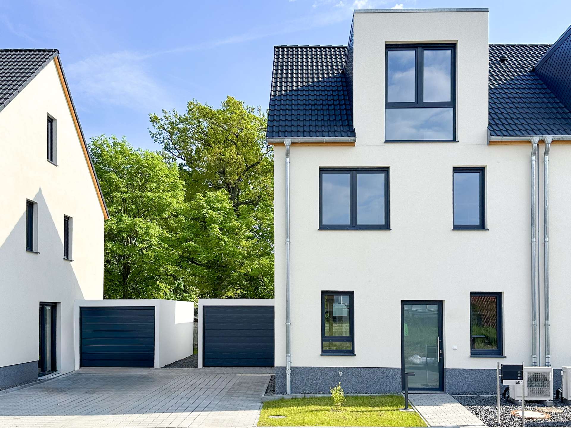 Schönes Haus mit Garage