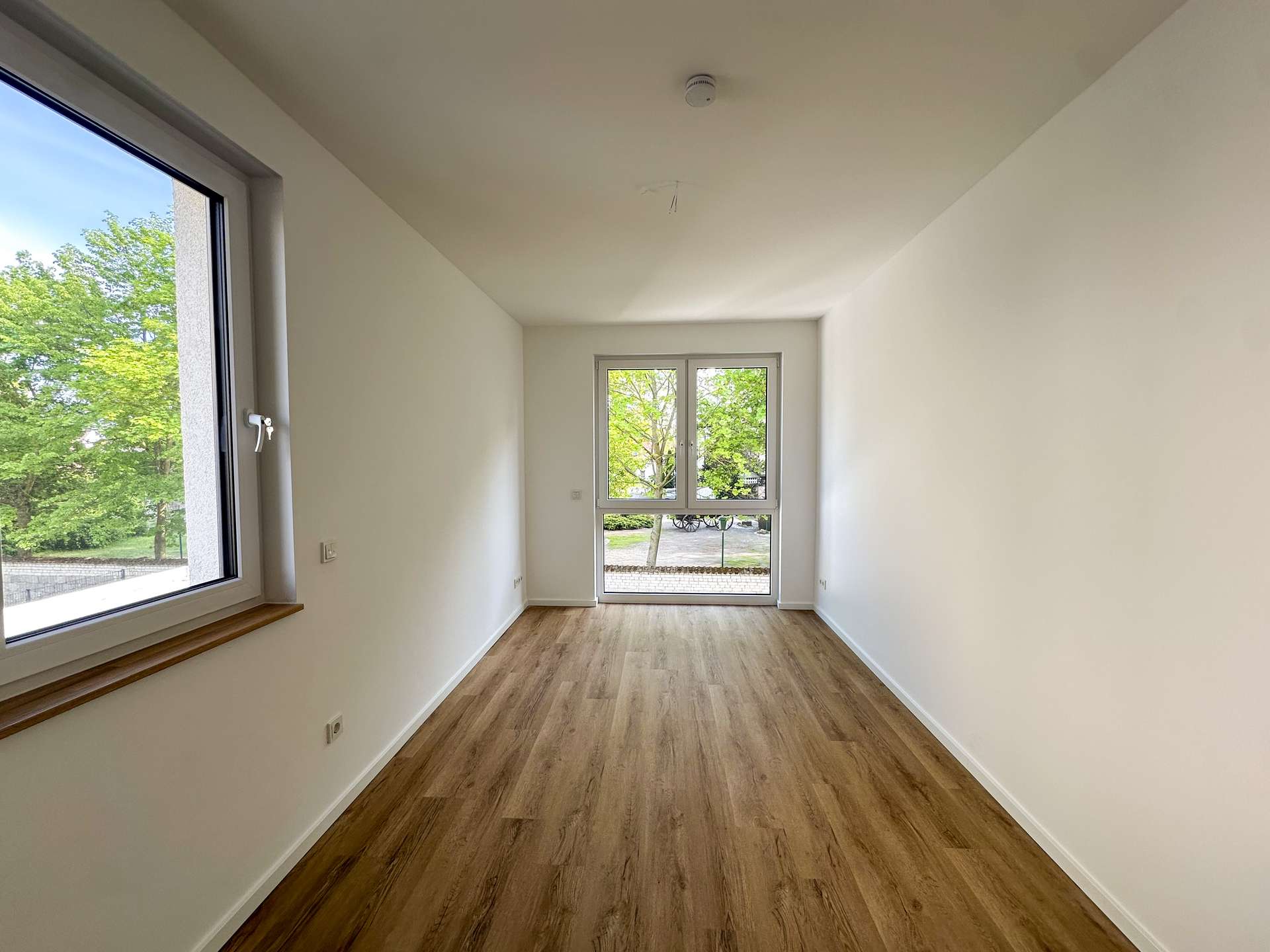 Lichtdurchflutetes Zimmer