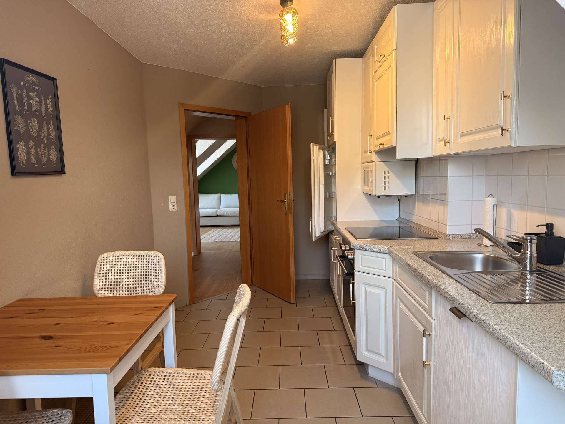 Küche mit weiterem Esstisch