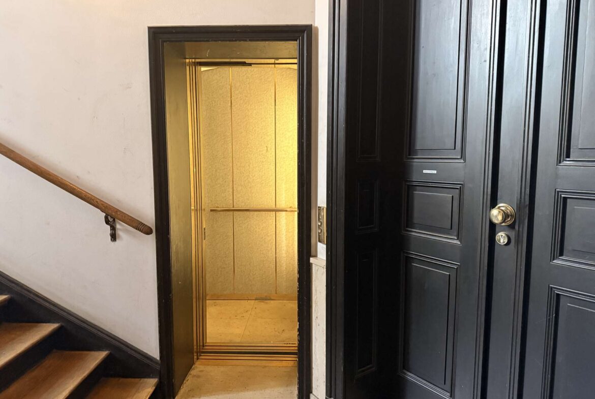 Aufzug im Treppenhaus