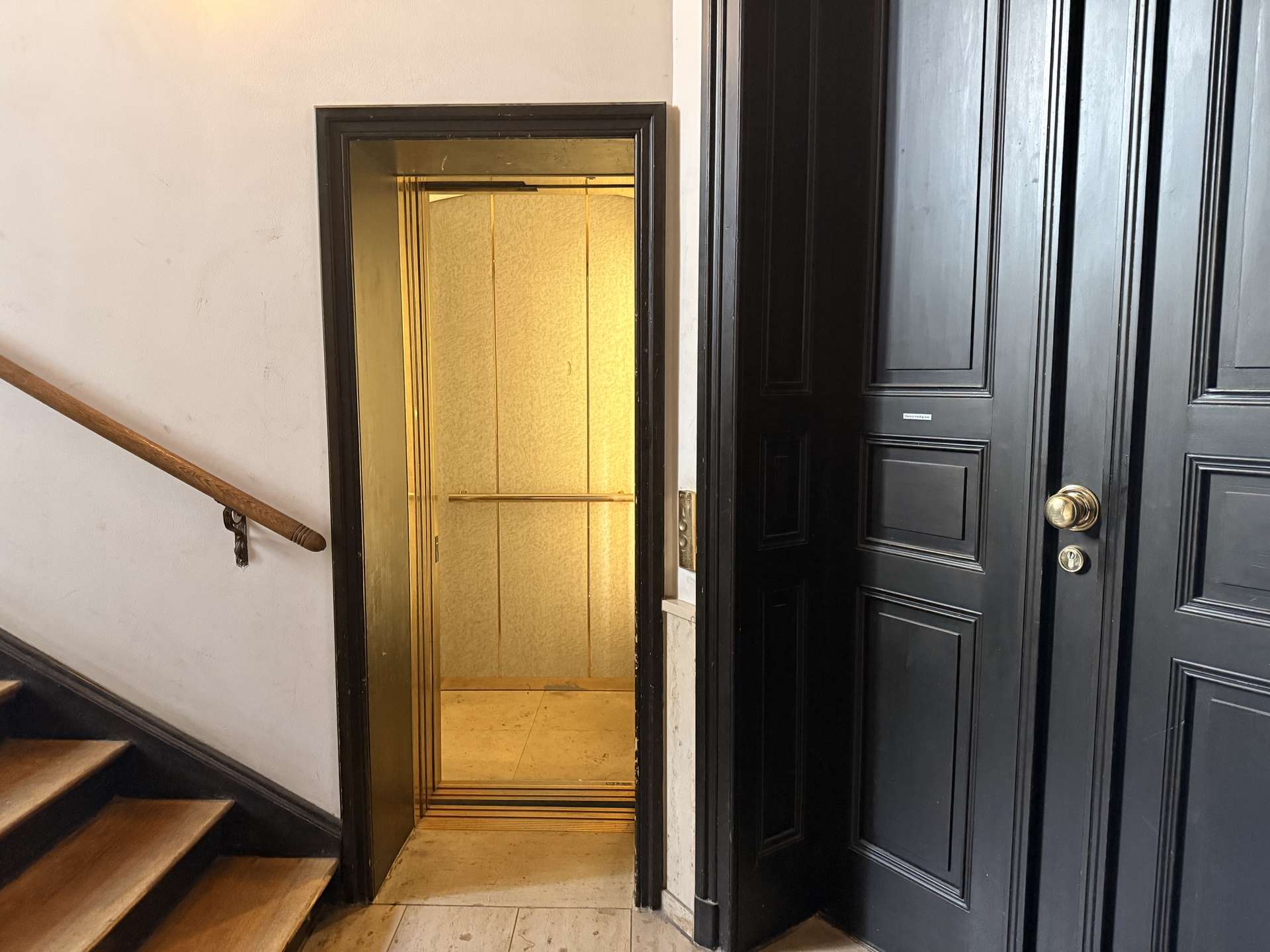 Aufzug im Treppenhaus
