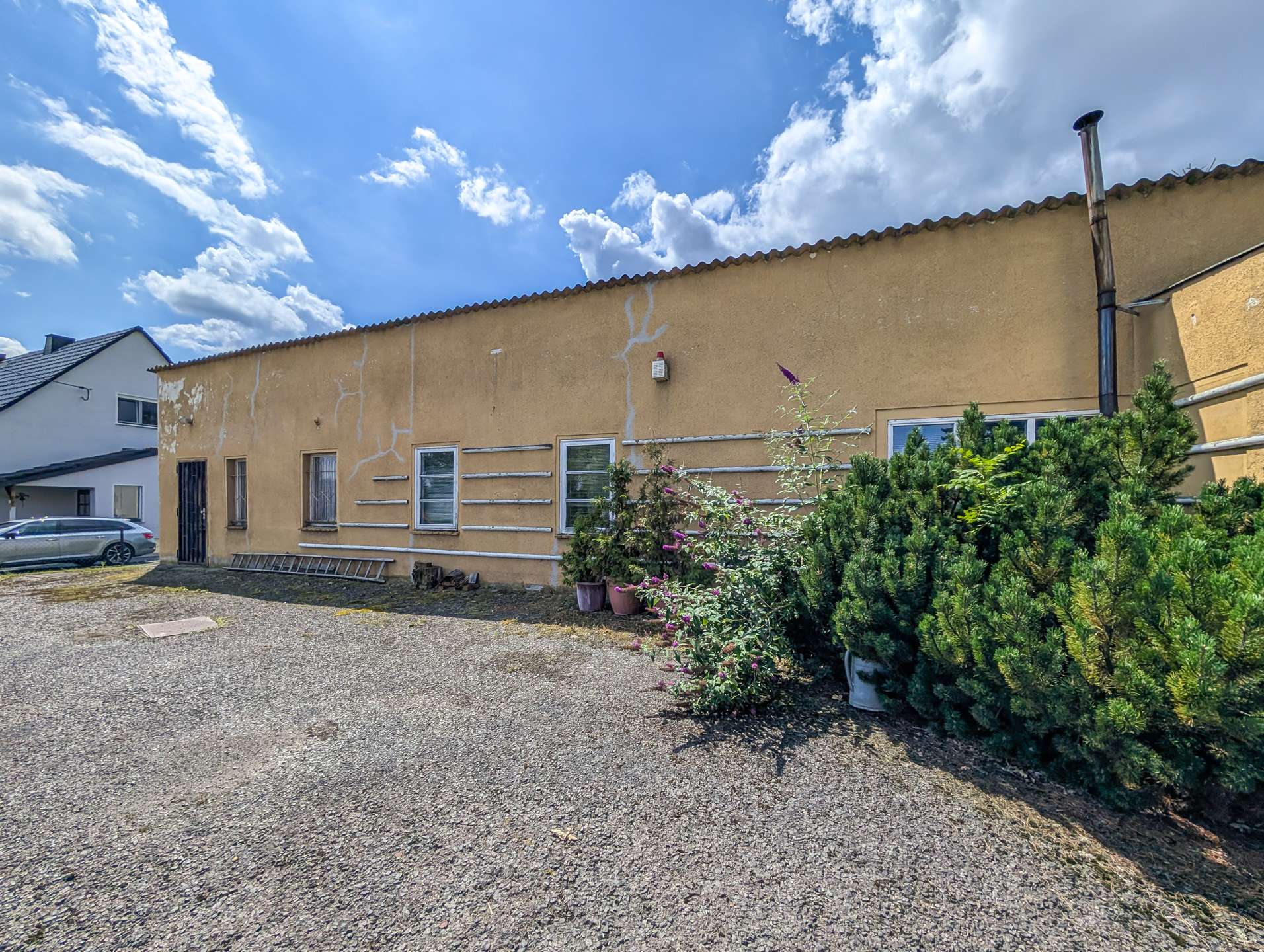 Stellfächen vor dem Konsum