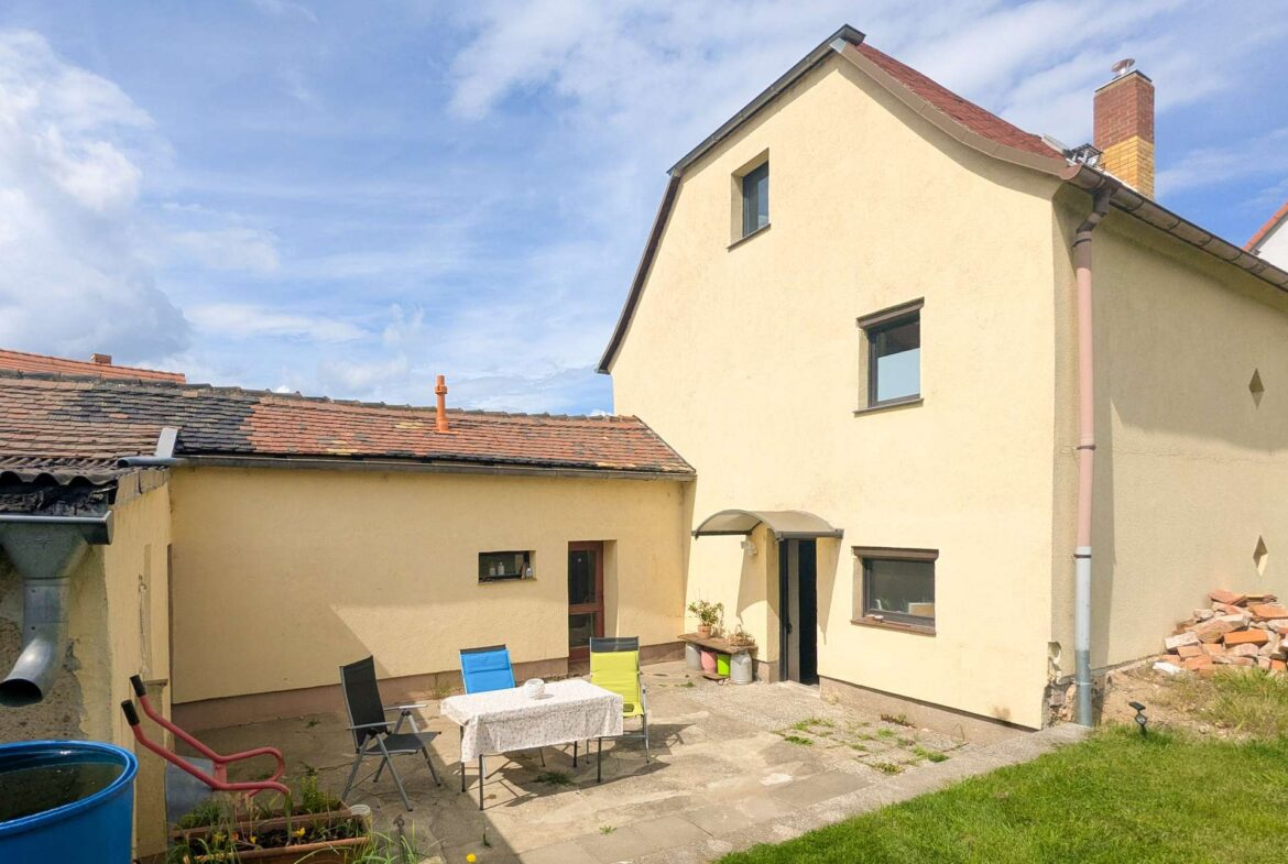 Haus mit Nebengelassen