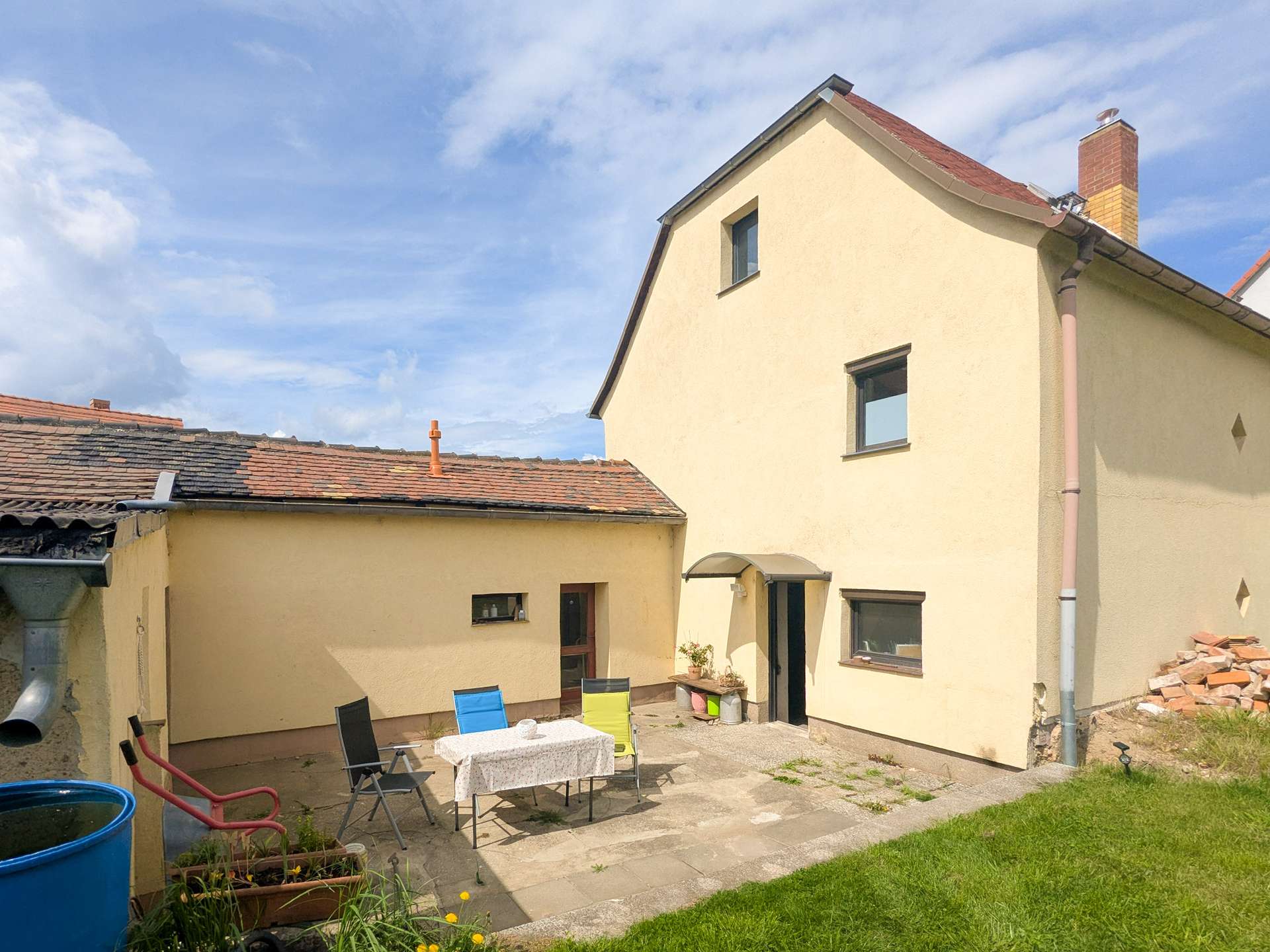 Haus mit Nebengelassen