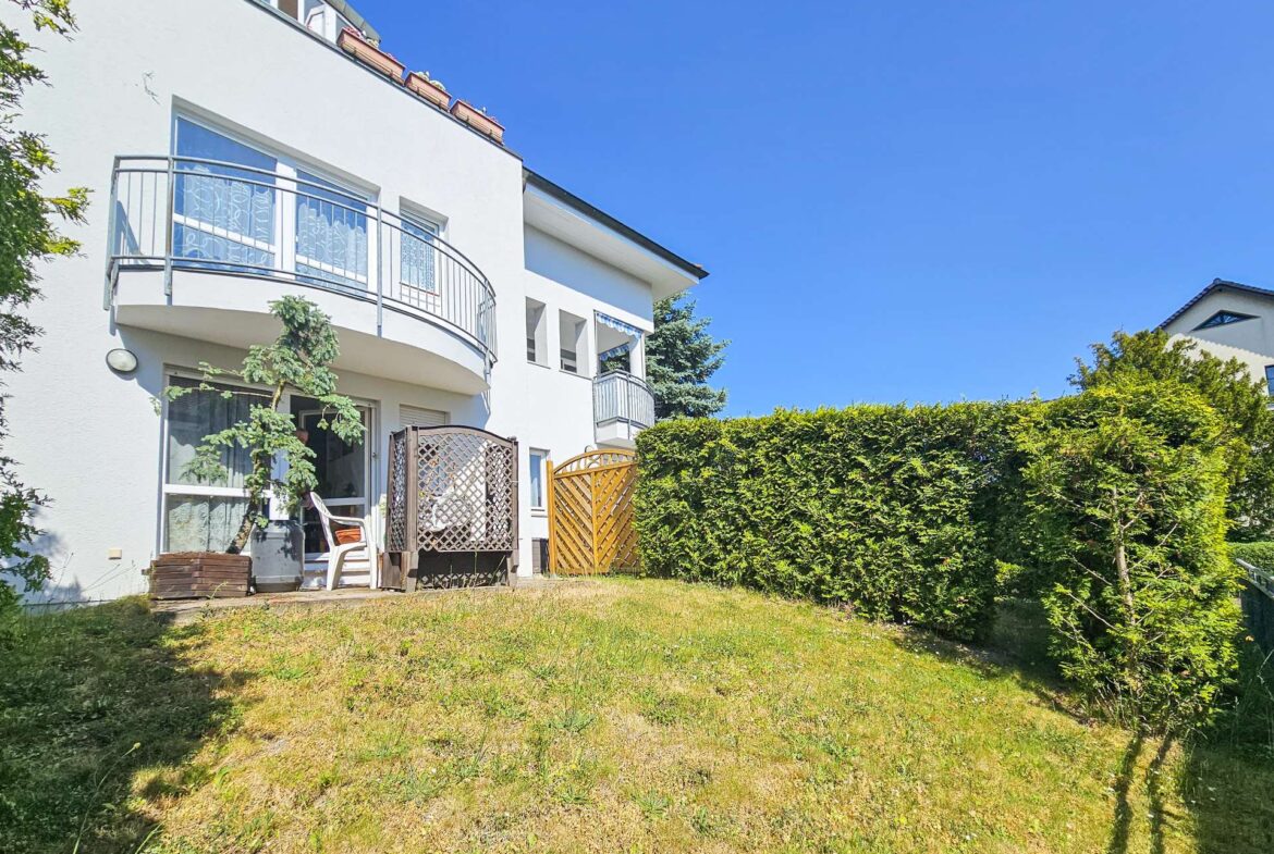 Gesamtansicht mit Garten