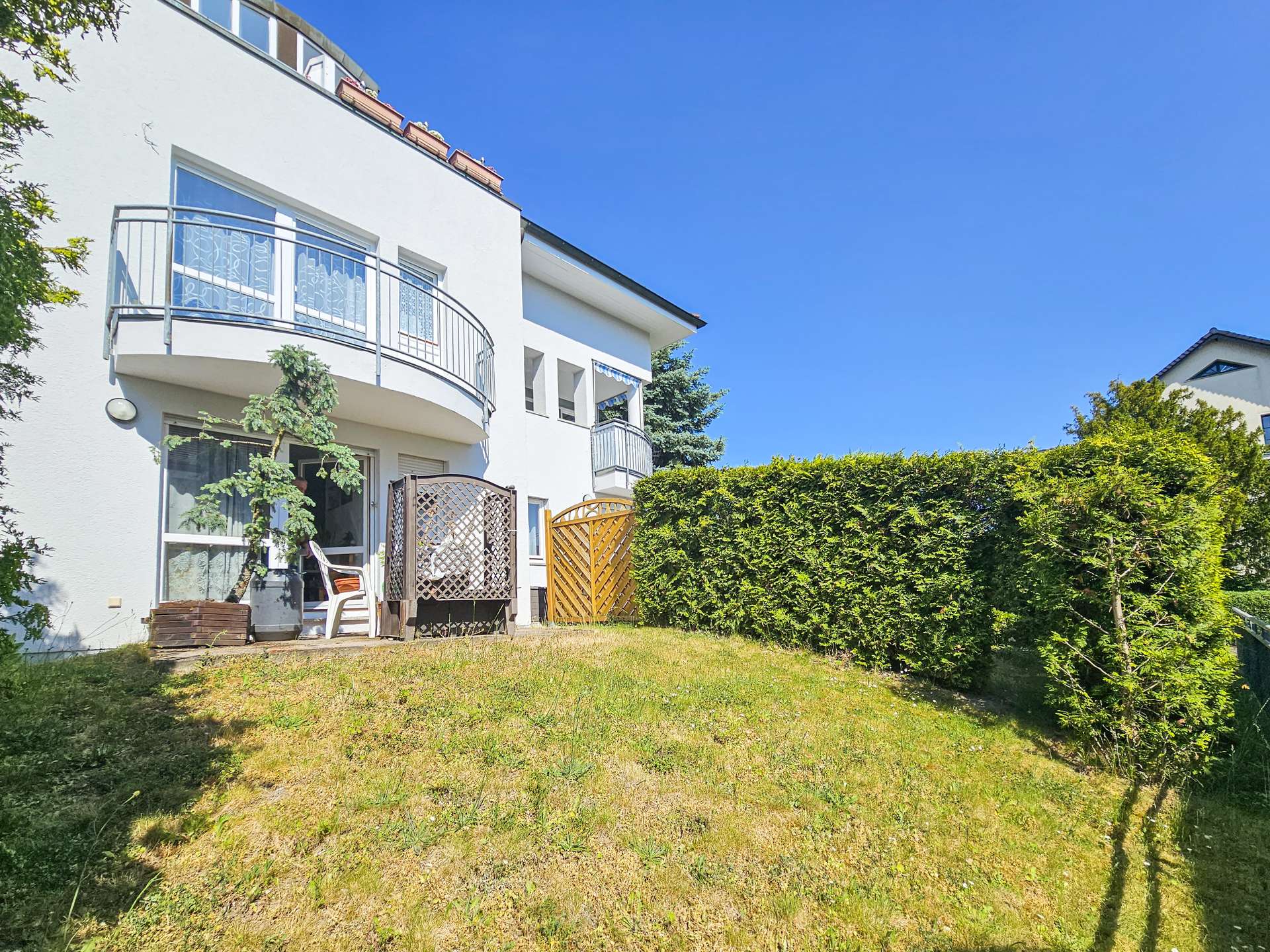 Gesamtansicht mit Garten