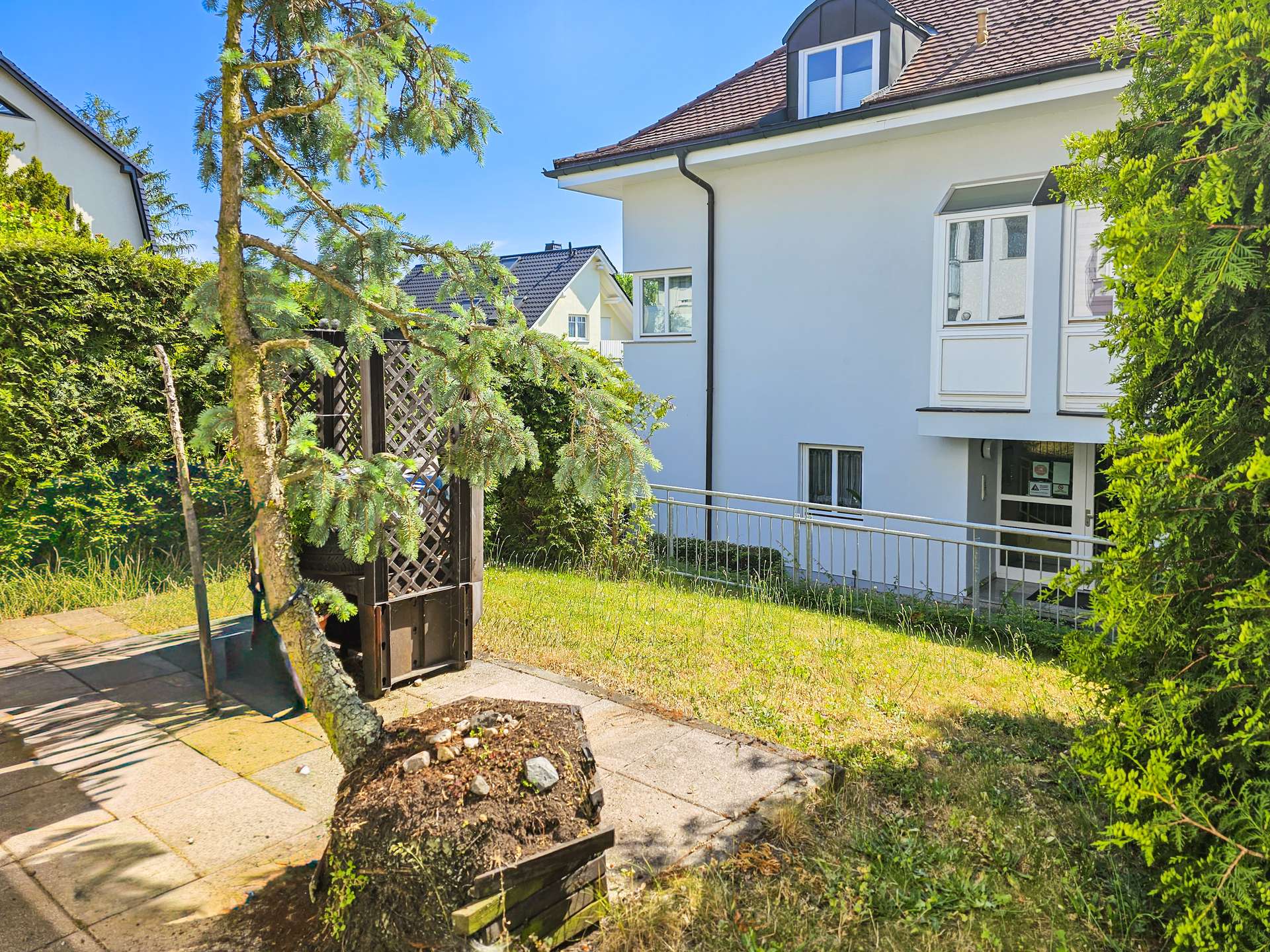 Terrasse und grüner Innenhof