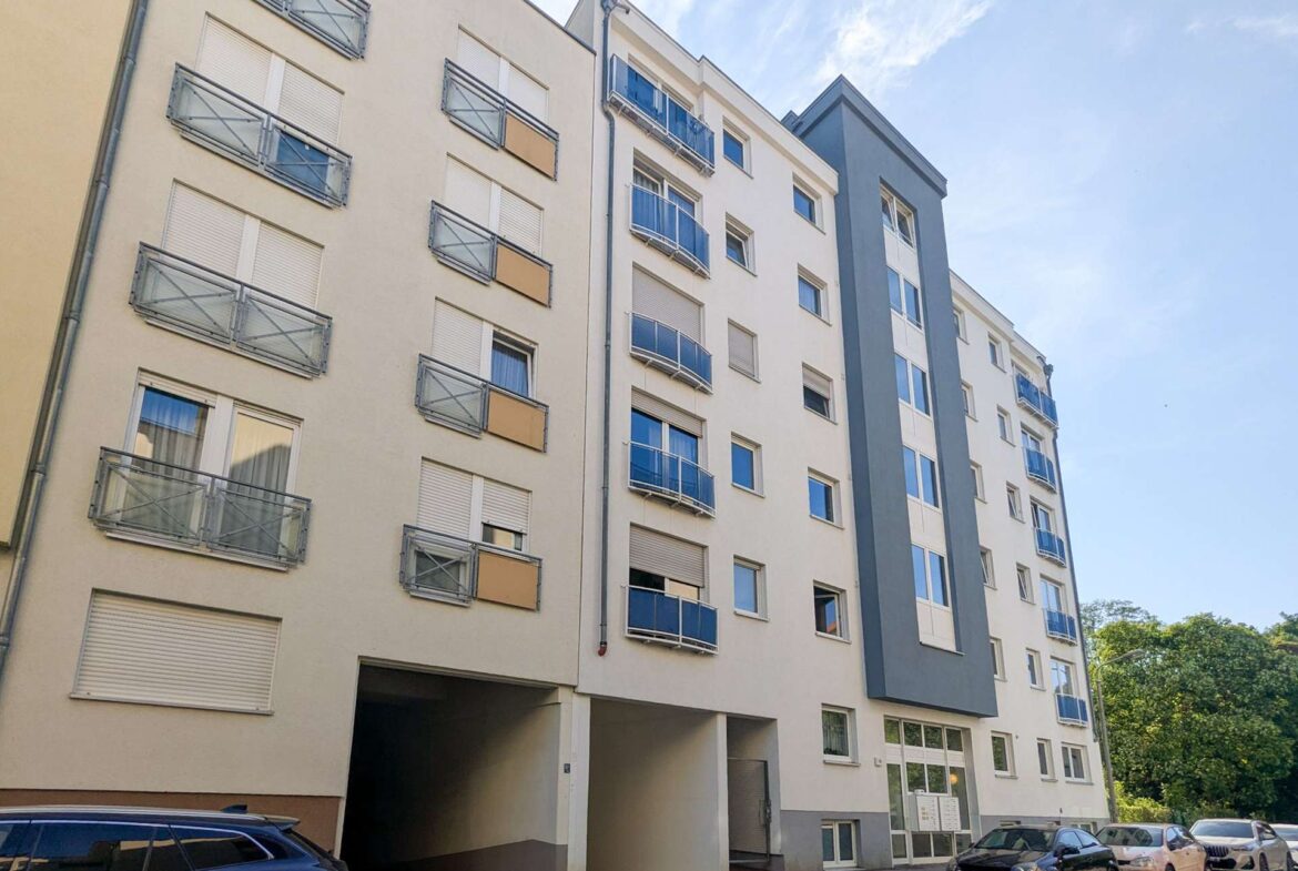 Haus mit Tiefgarageneinfahrt