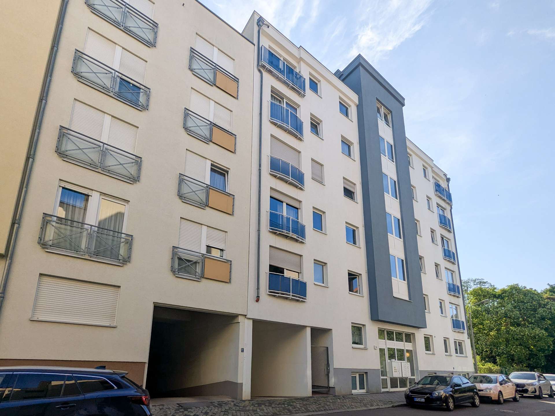 Haus mit Tiefgarageneinfahrt