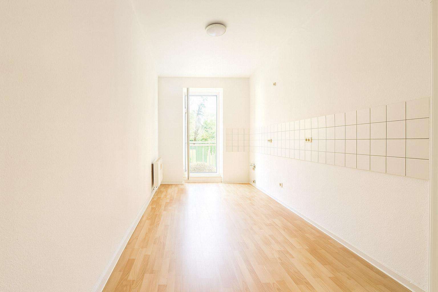 Küche mit Balkonzugang