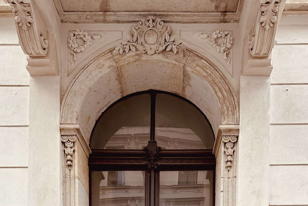 Schmuckvolle Eingangstür