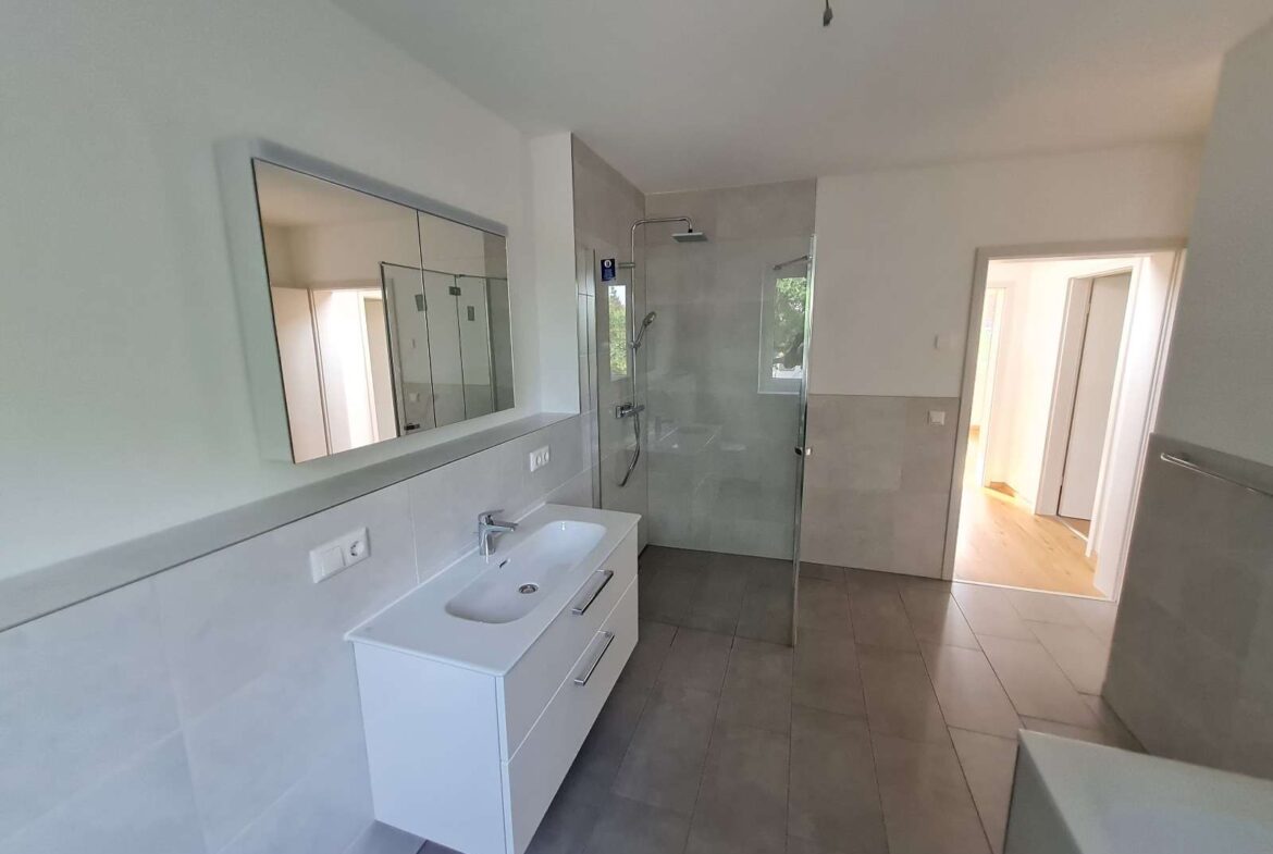 Modernes Bad Obergeschoss