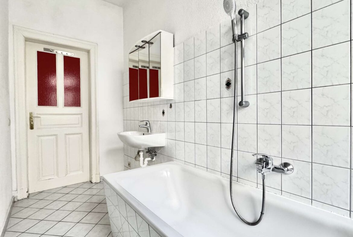 Badezimmer mit Badewanne und WM-Anschluss