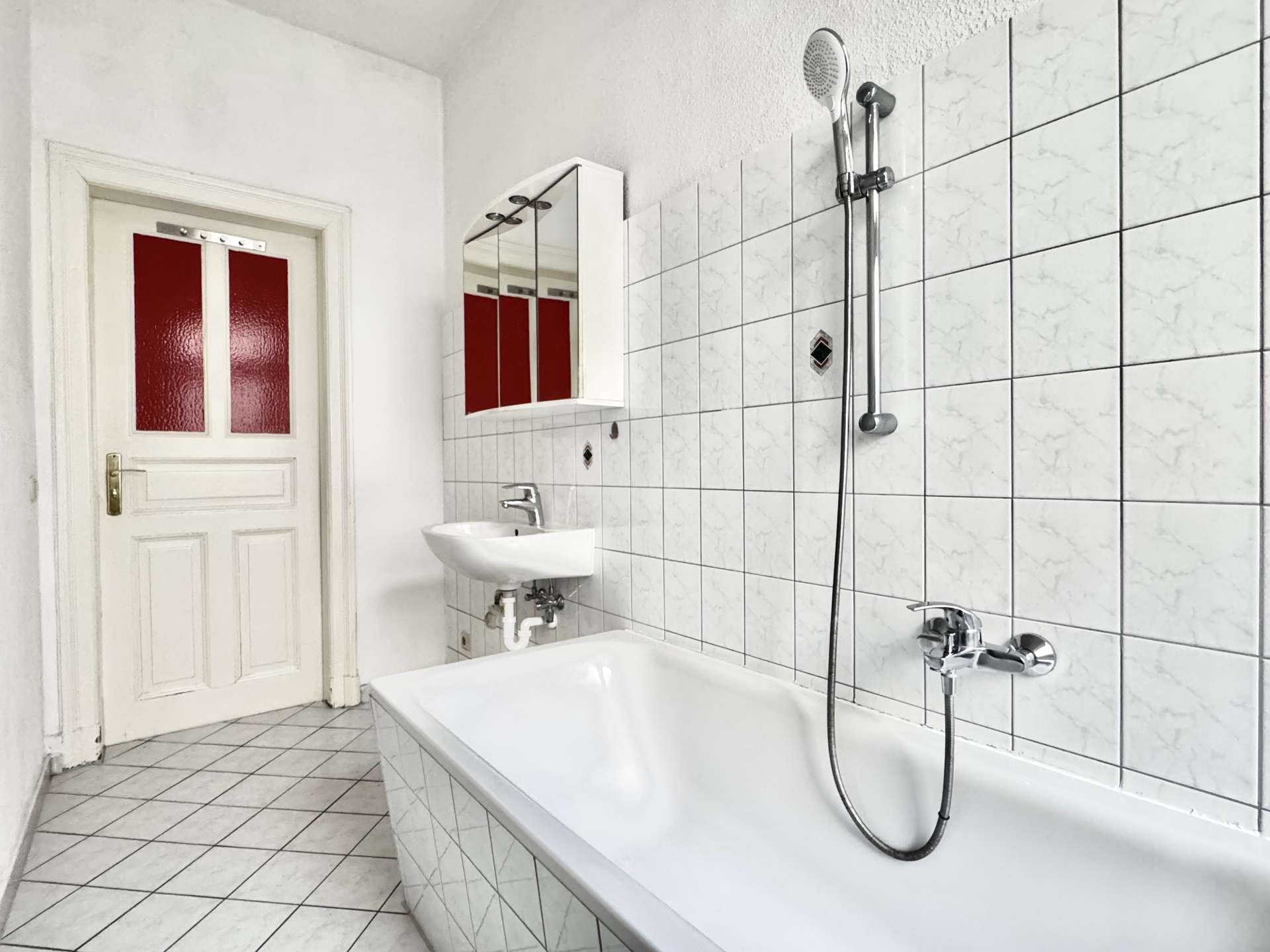 Badezimmer mit Badewanne und WM-Anschluss