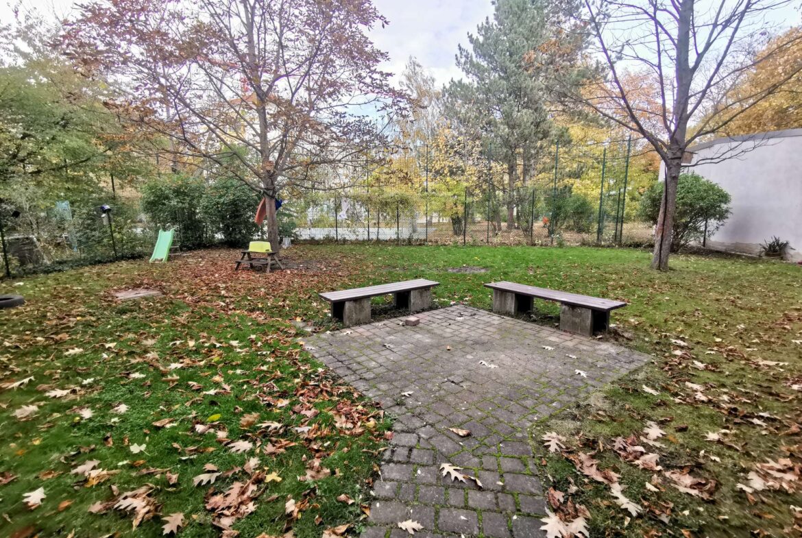 Großer grüner Hinterhof