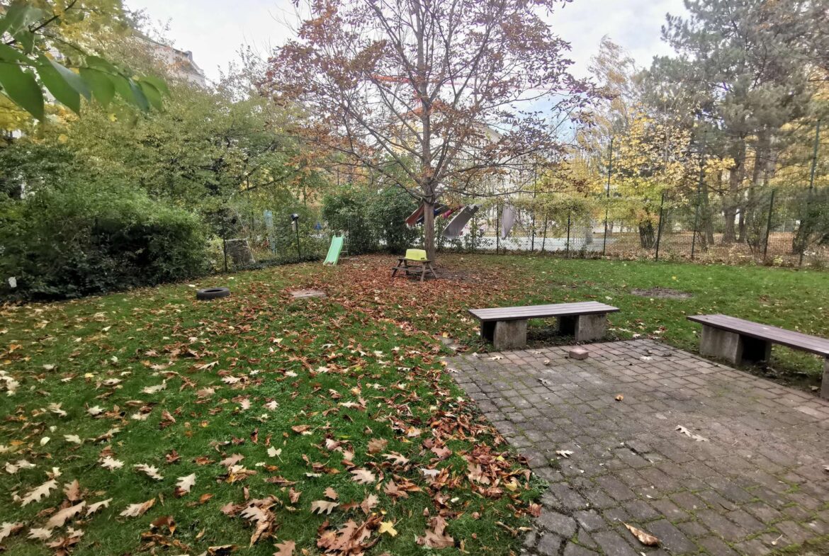 Großer grüner Hinterhof