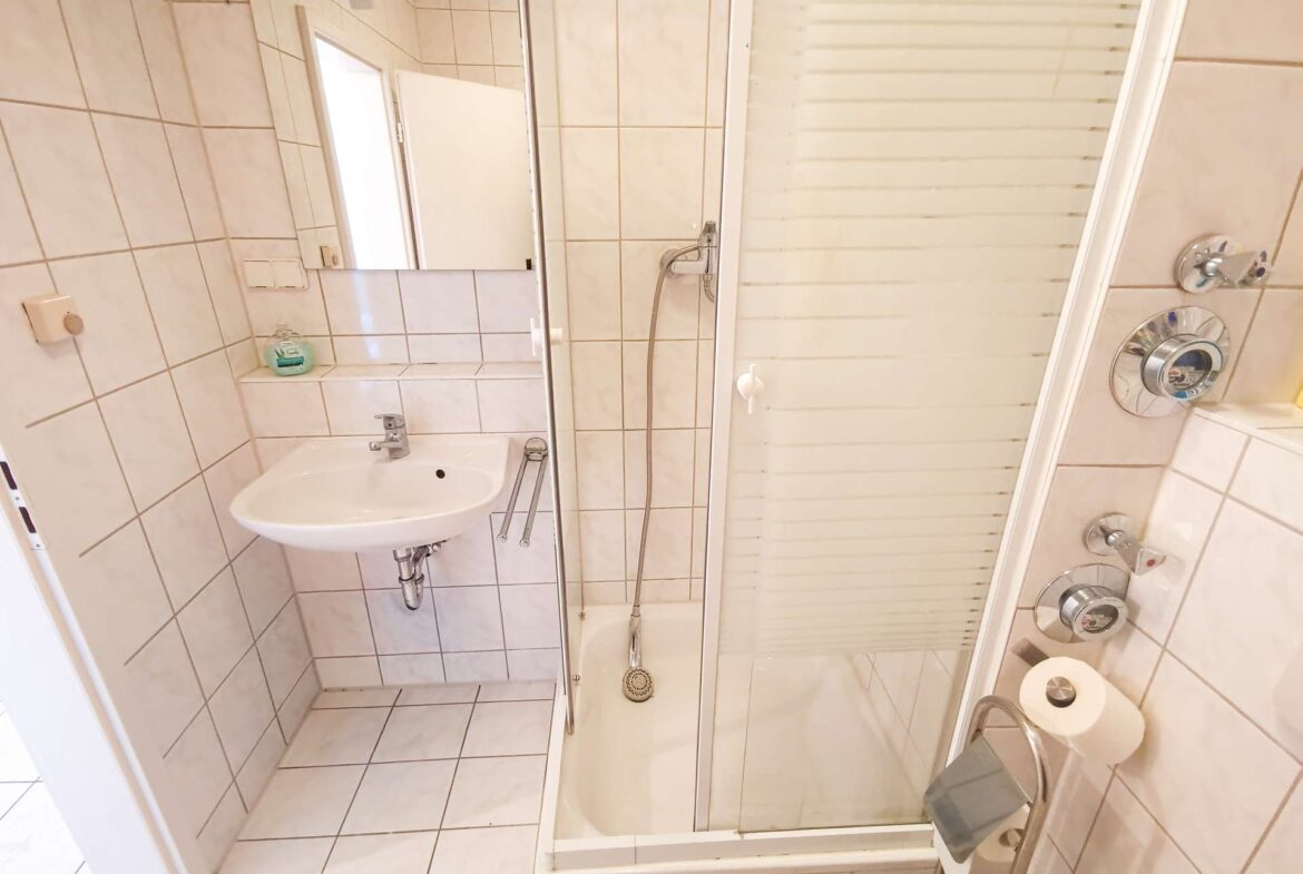 Bad mit Dusche und WMA