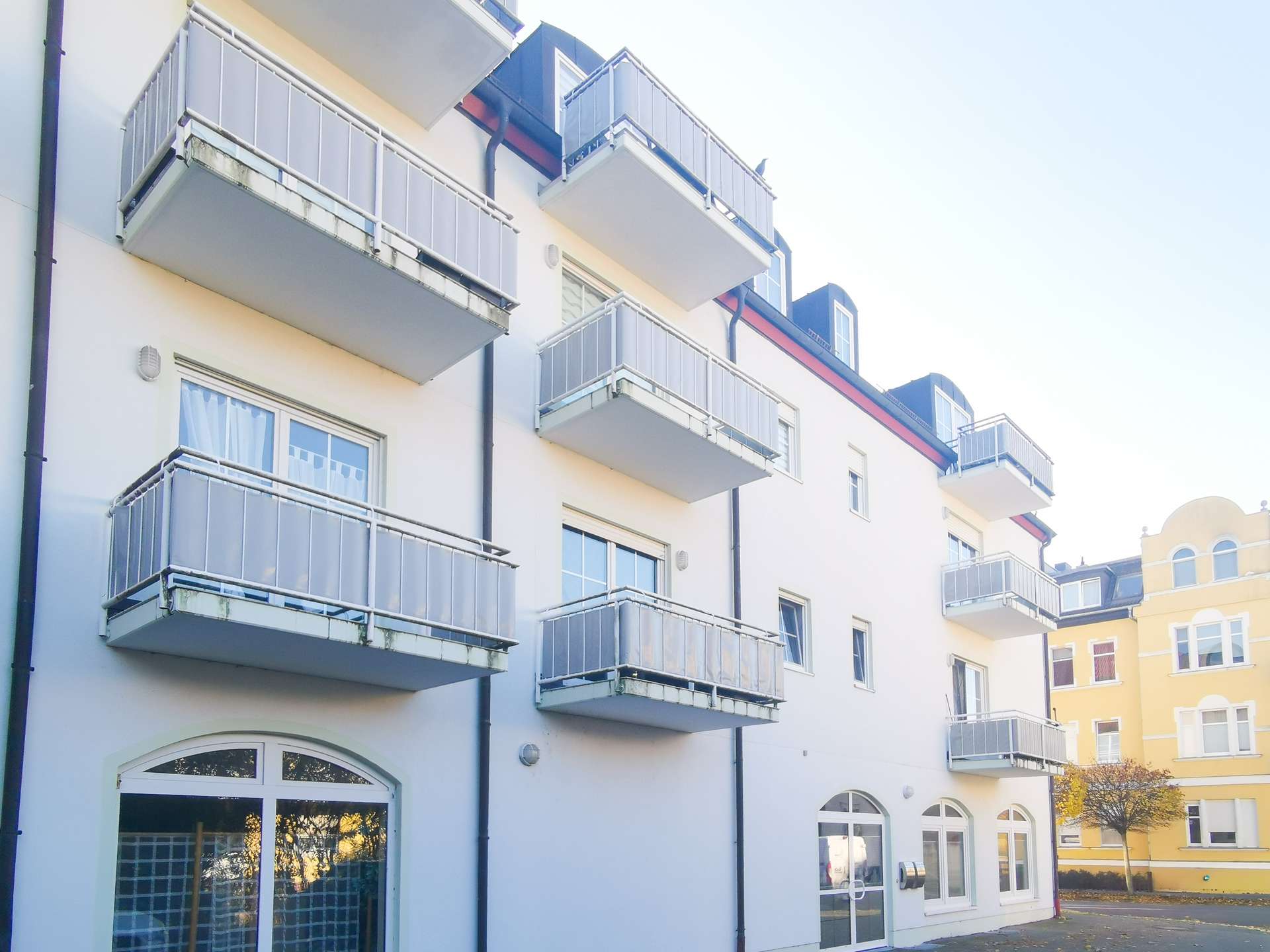 Hausansicht vorn mit Balkonen