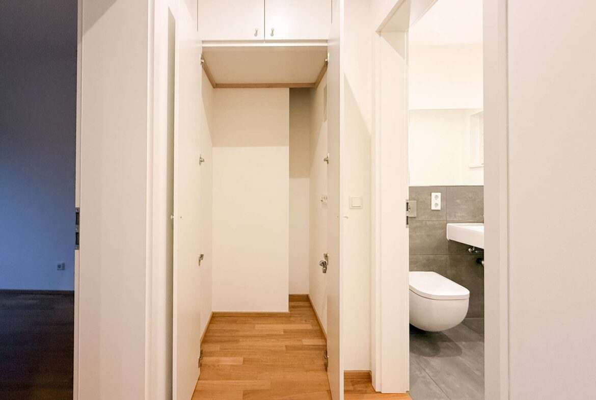 Einbauschrank mit WM-Anschluss