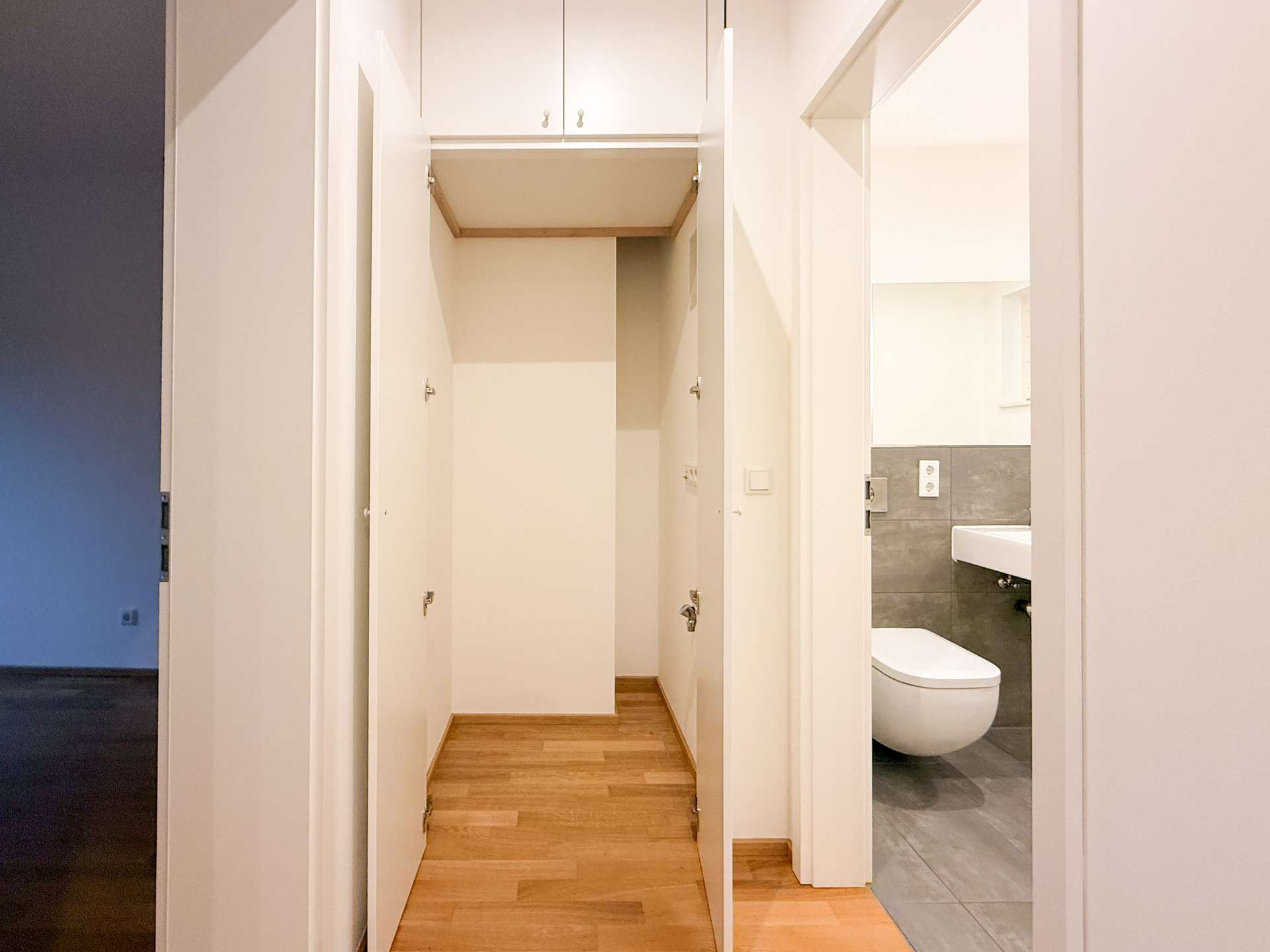 Einbauschrank mit WM-Anschluss