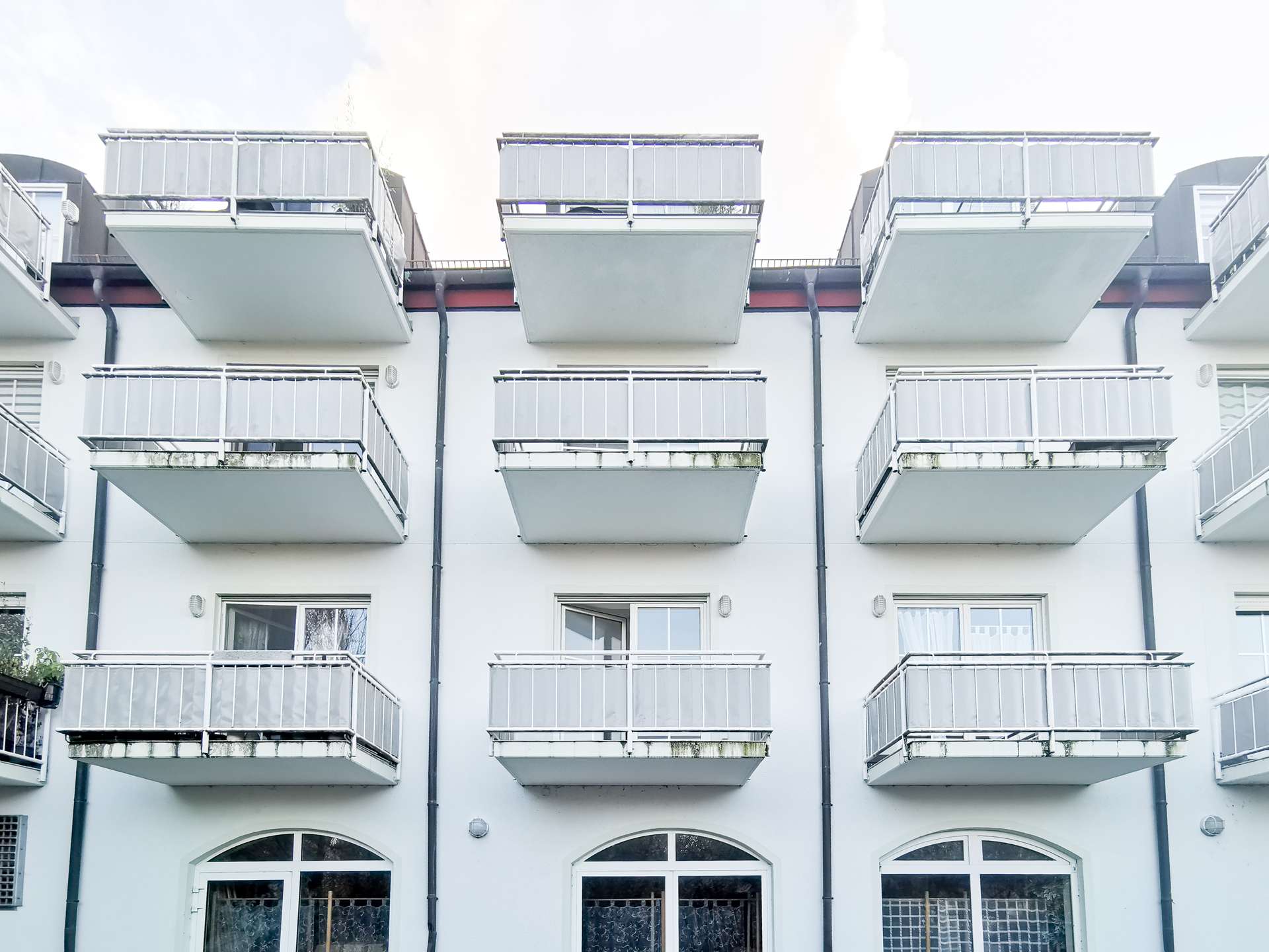 Hausansicht vorn mit Balkonen