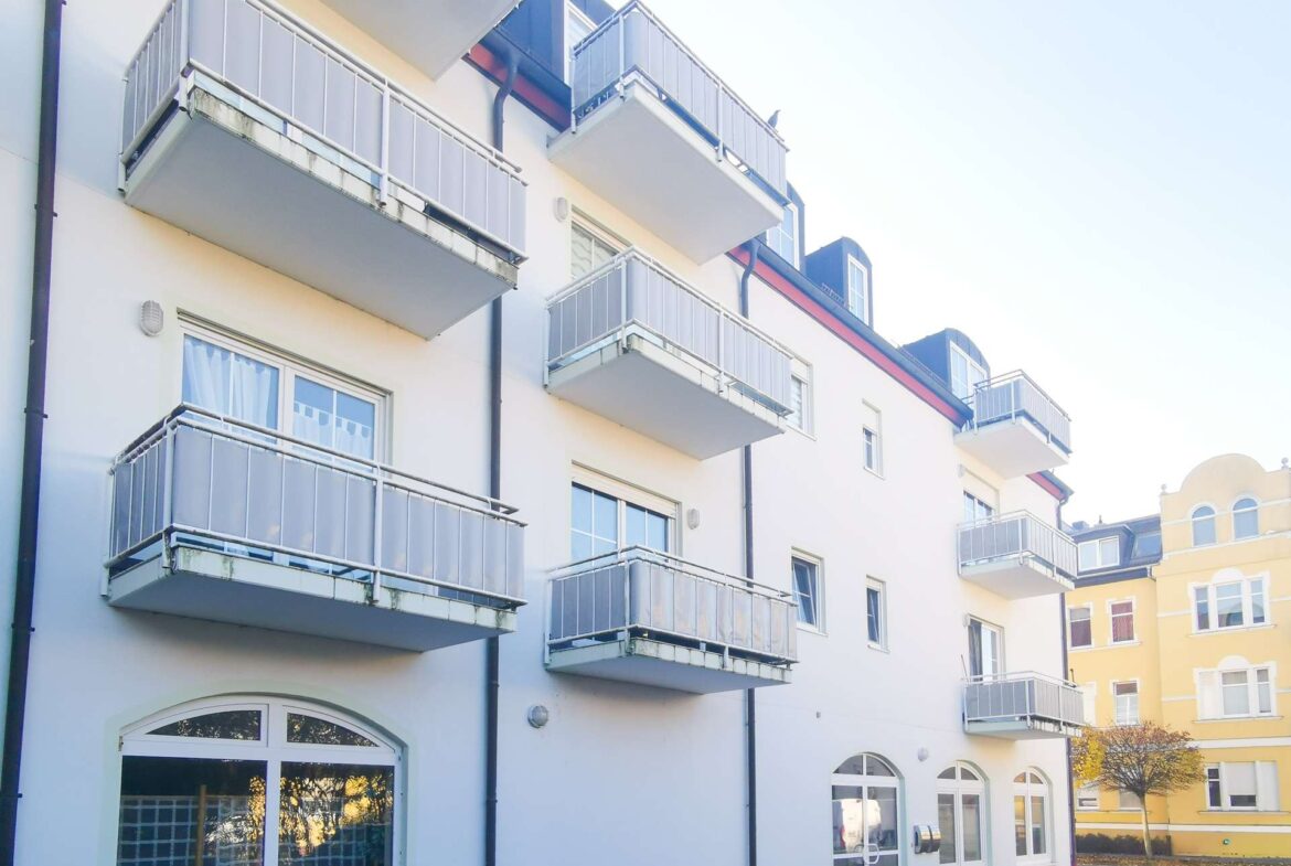 Hausansicht vorn mit Balkonen