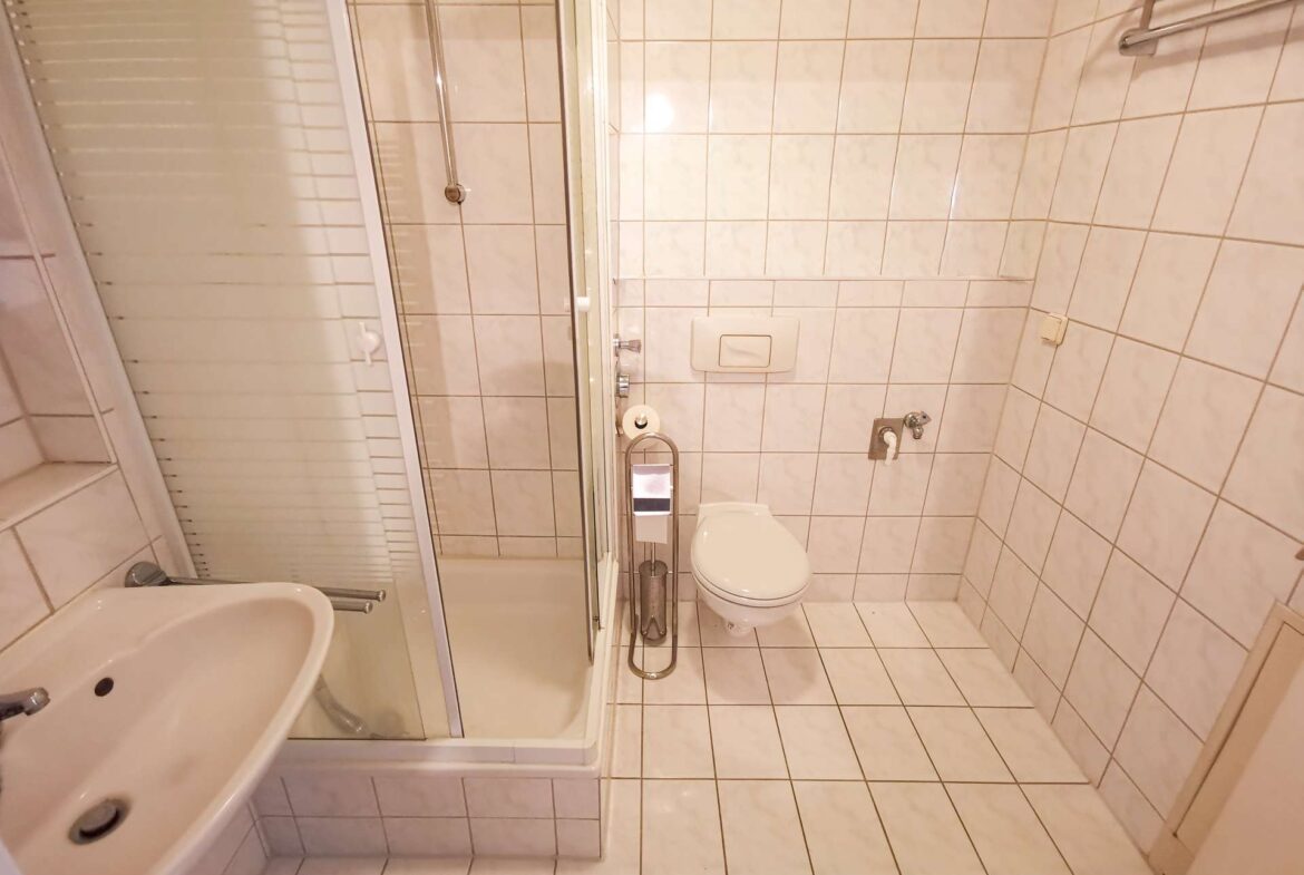 Bad mit Dusche und WMA