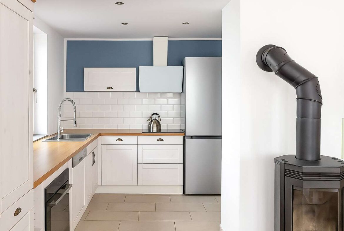 Schöne Einbauküche -dig. leer