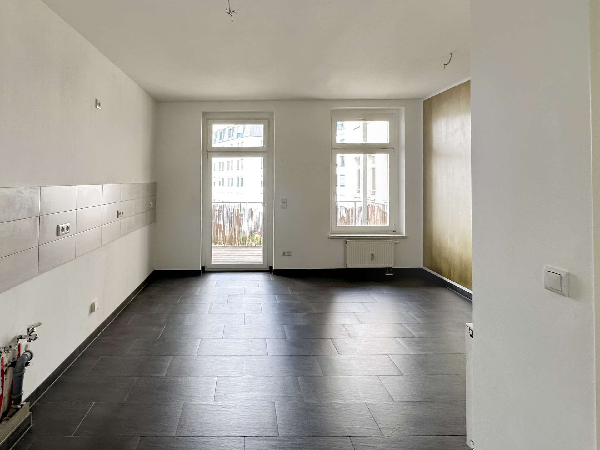 Große Küche mit Balkonzugang