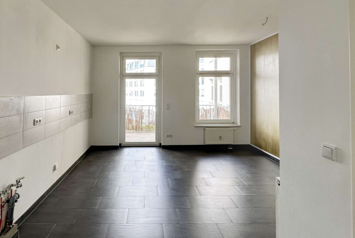 Große Küche mit Balkonzugang