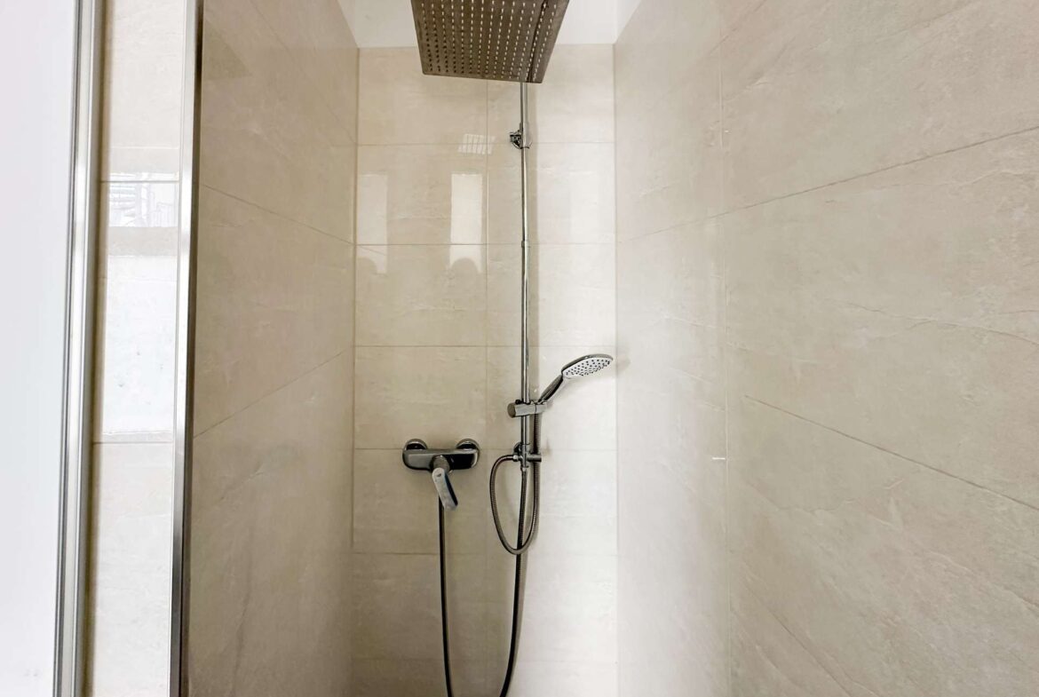 Geräumige Dusche