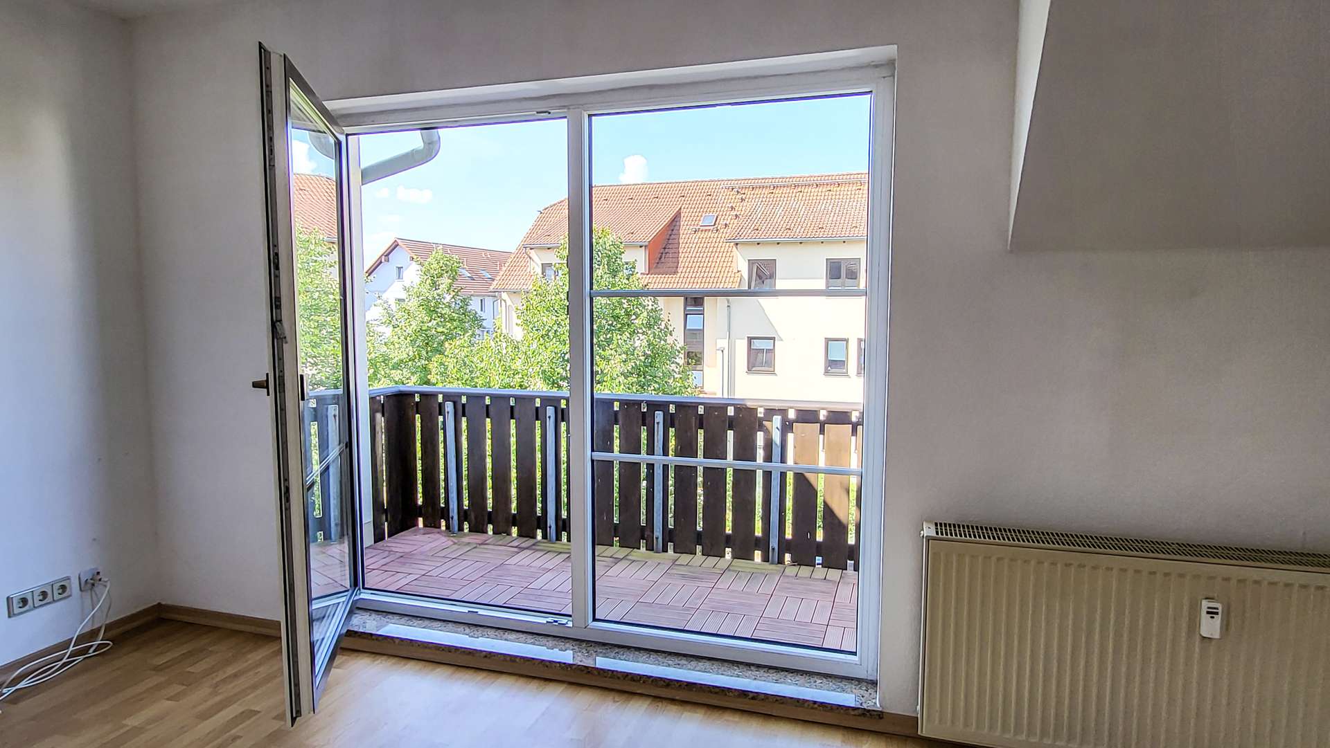 Wohnzimmer mit Zugang zum Balkon