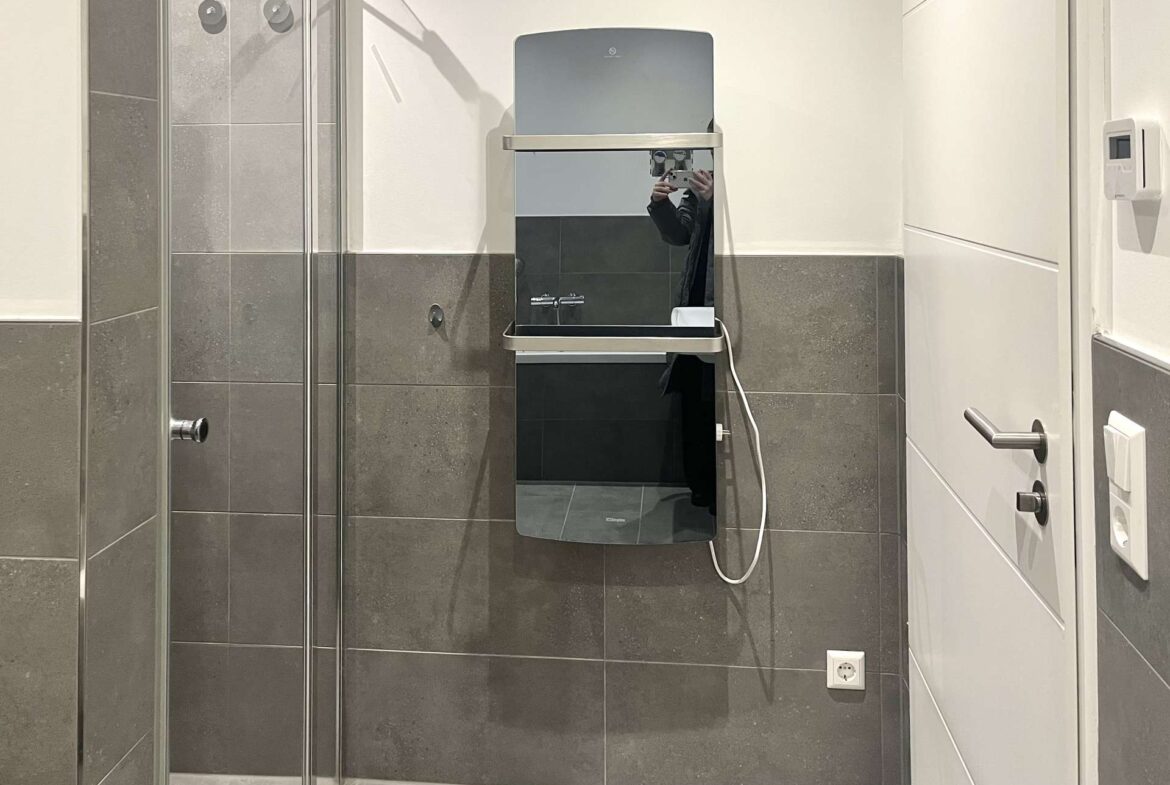 Handtuchtrockner und Dusche