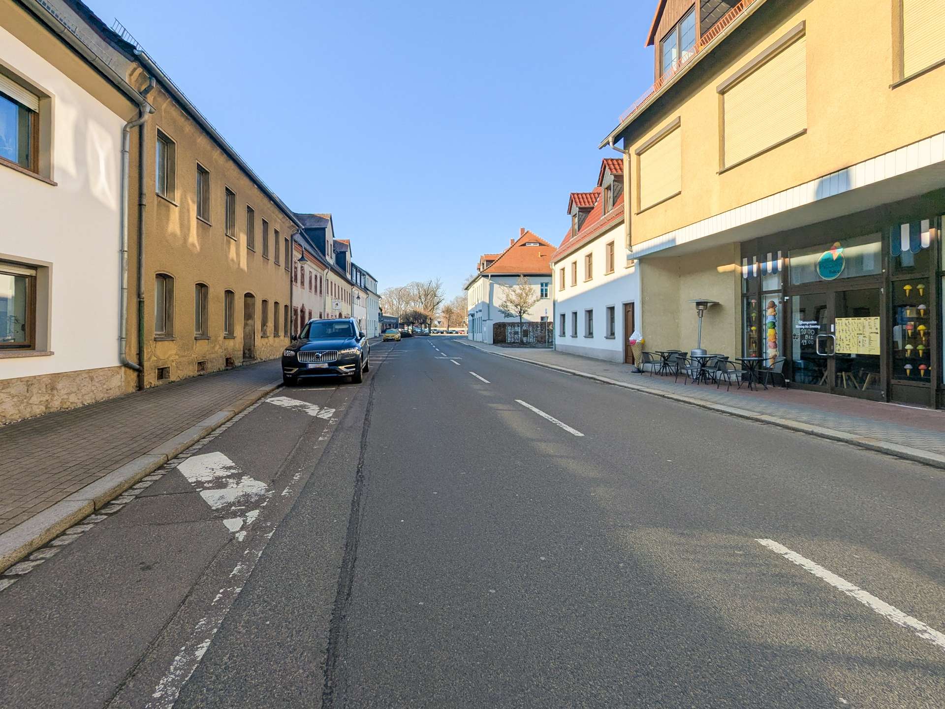 Haus33_Vor dem Eiscafe