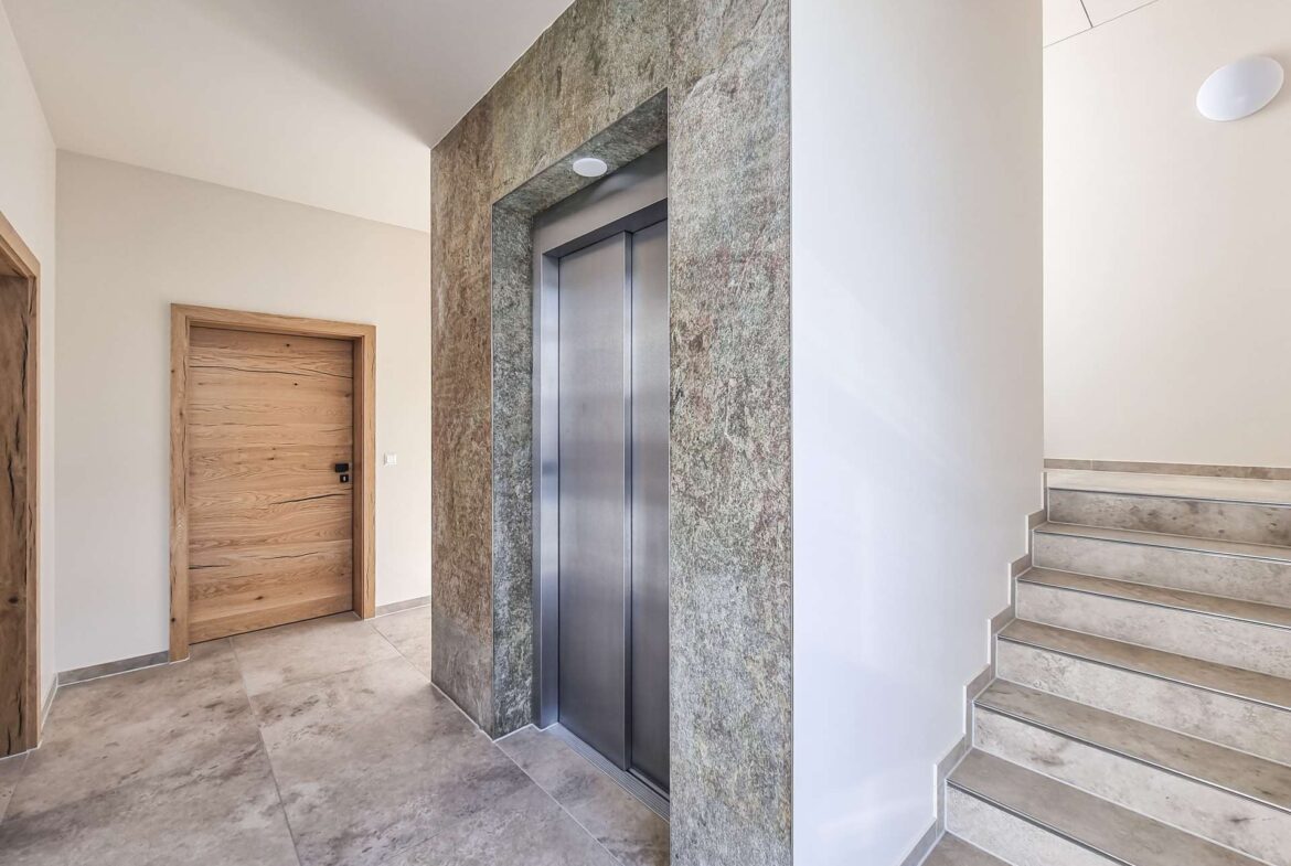 Treppenhaus mit Aufzug 