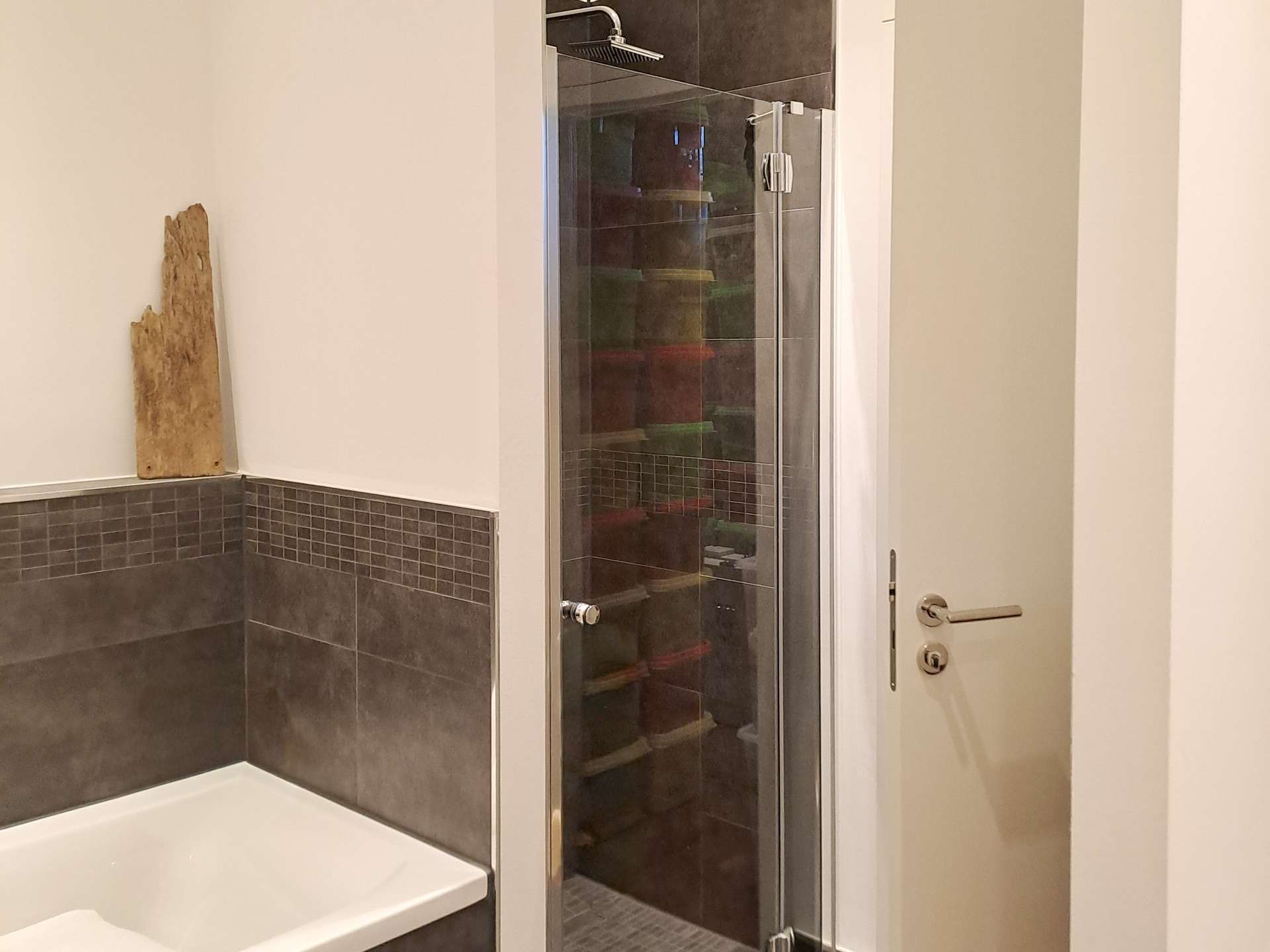 Badewanne und Dusche