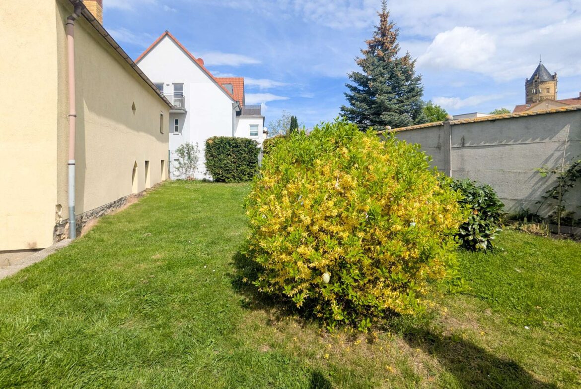 Hausansicht mit Garten