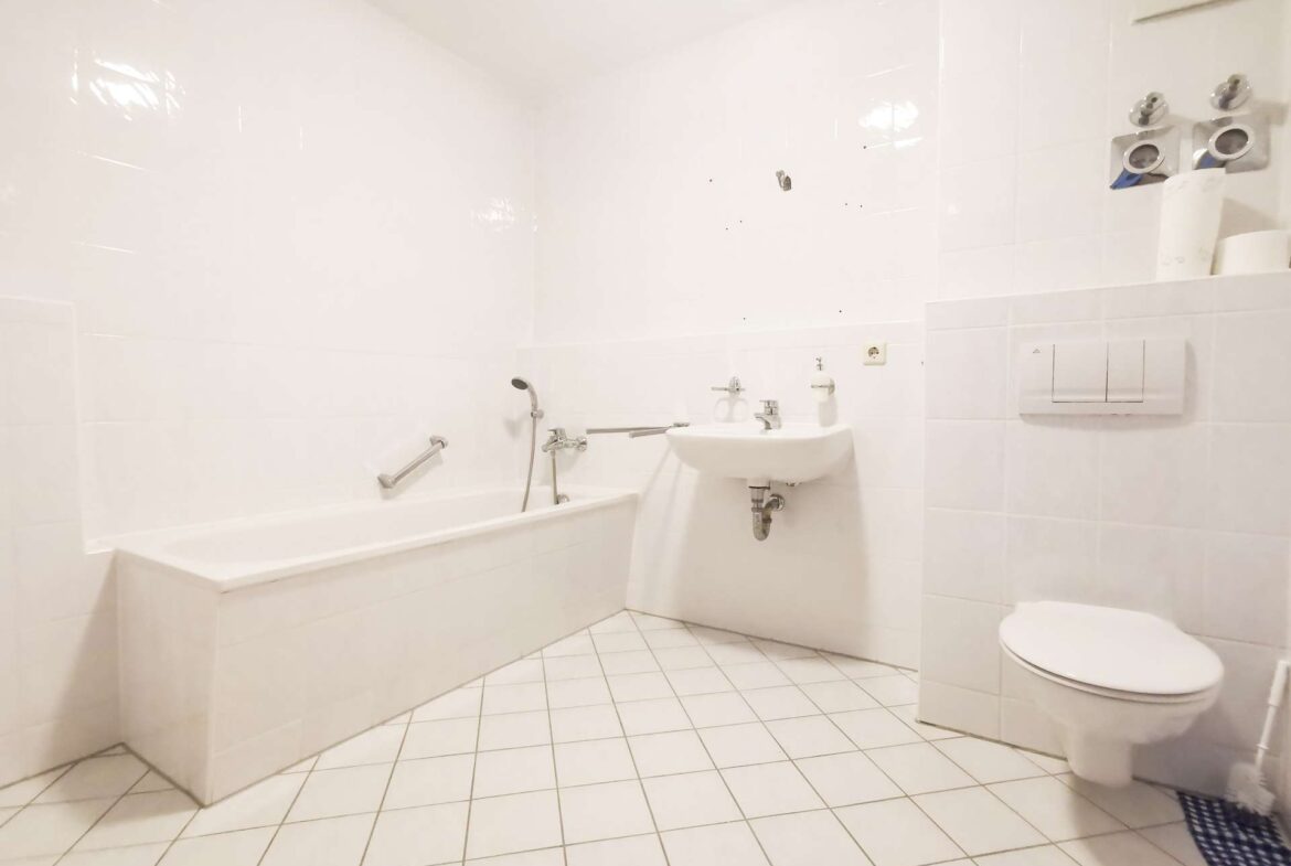 Geräumiges Badezimmer