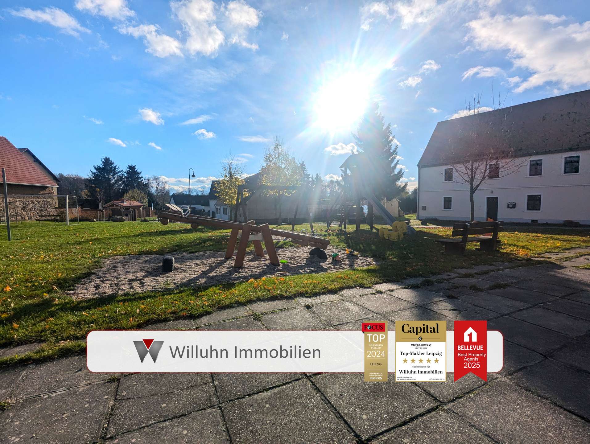 Spielplatz vor dem Haus