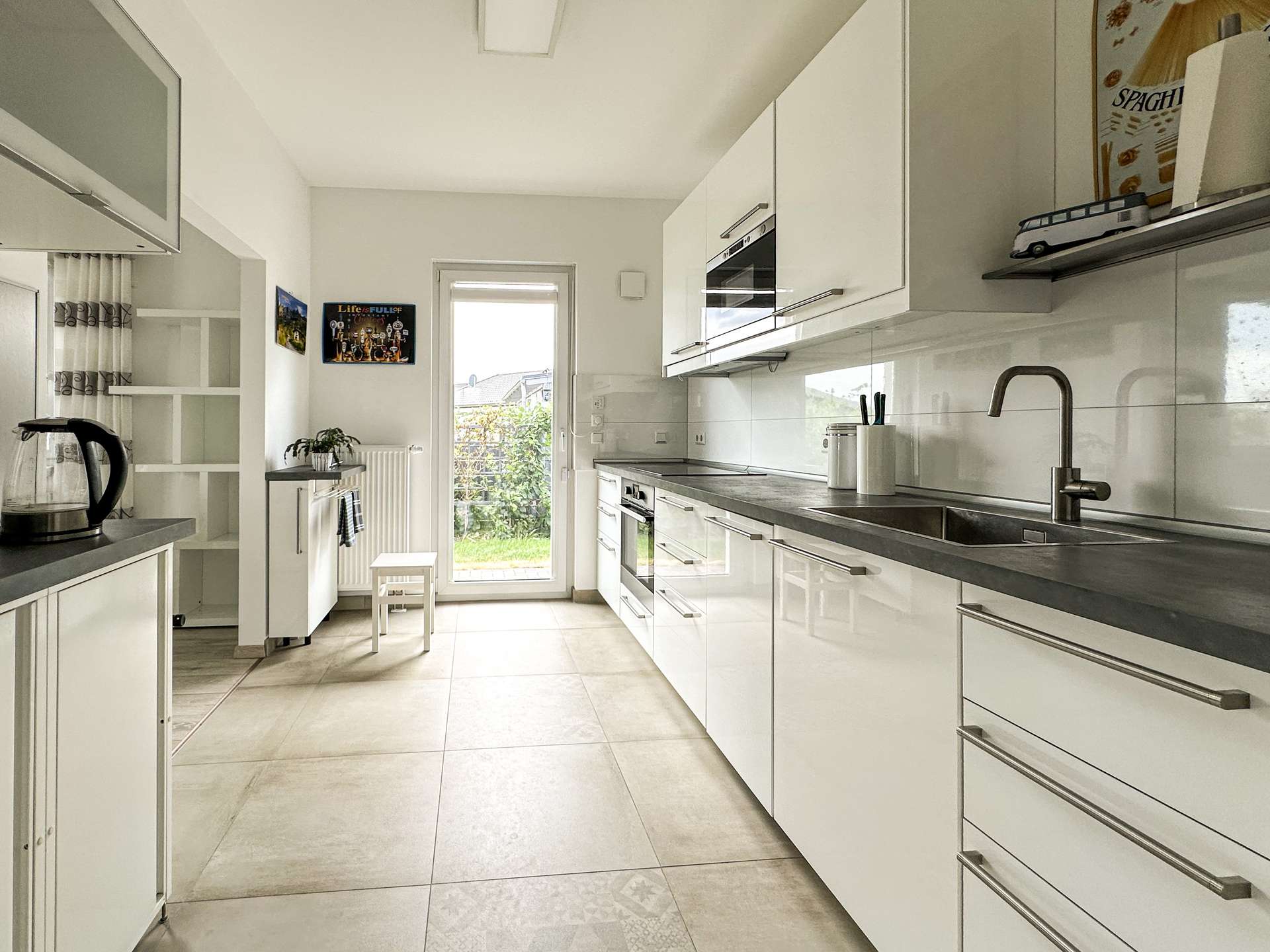 Hochwertige Einbauküche inklusive