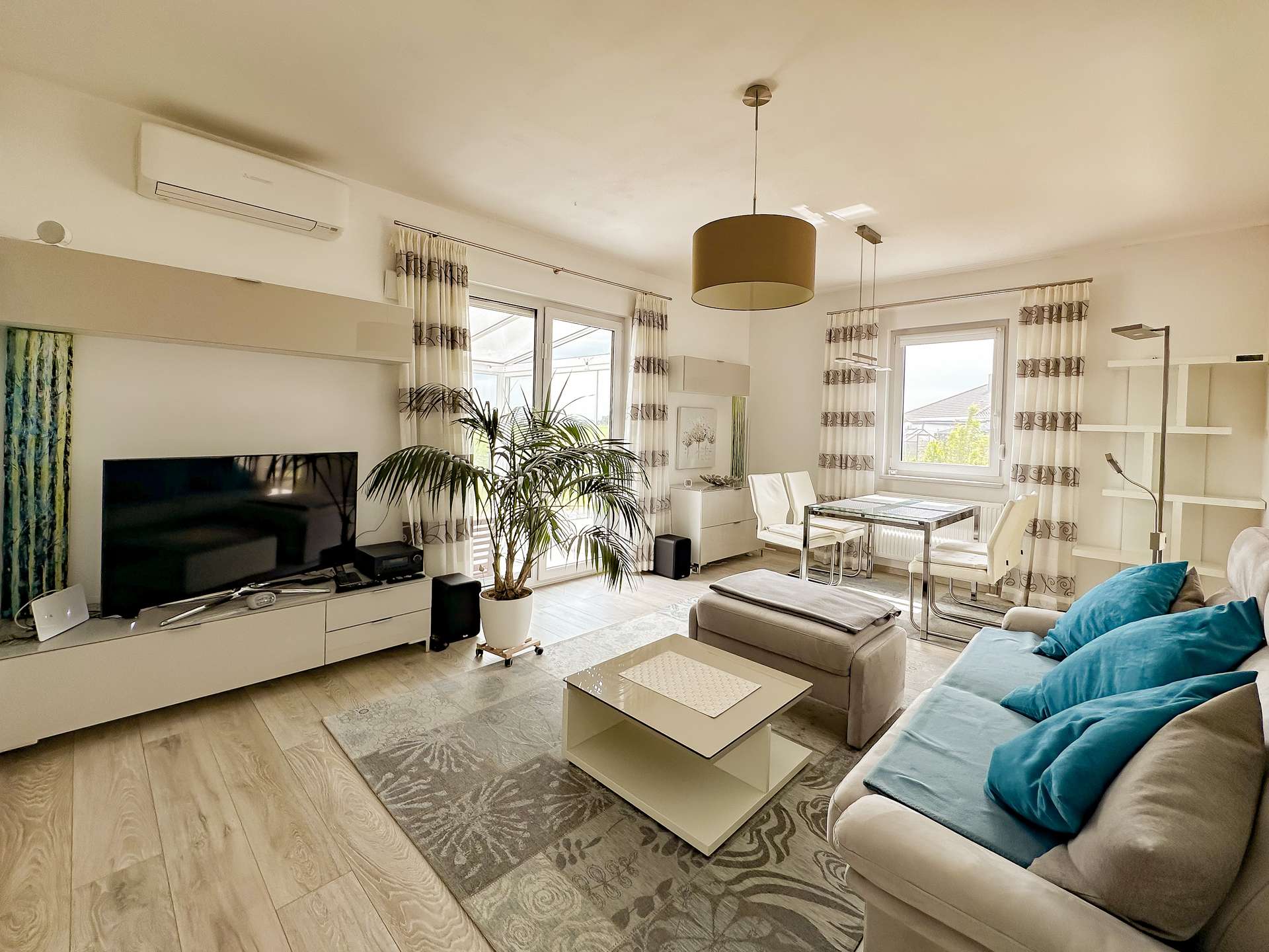 Lichtdurchflutetes Wohnzimmer