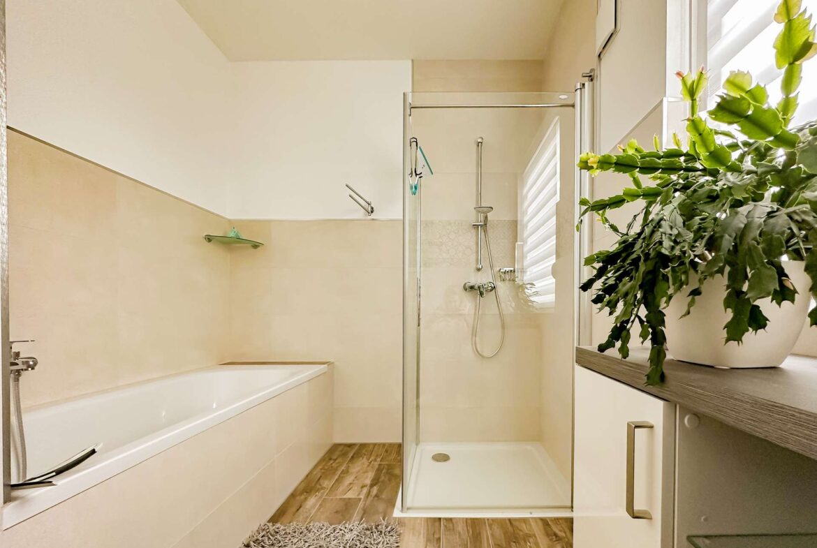 Ebenerdige Dusche und Badewanne