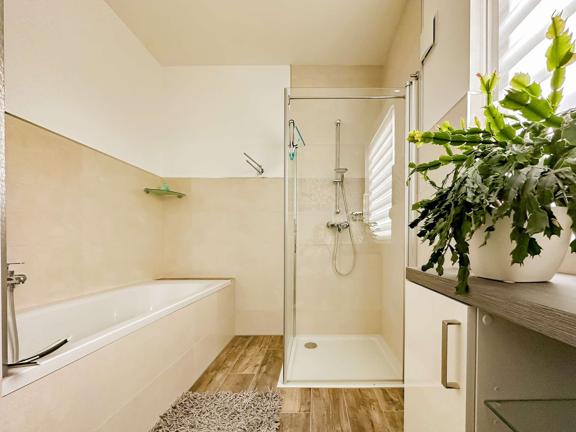 Ebenerdige Dusche und Badewanne