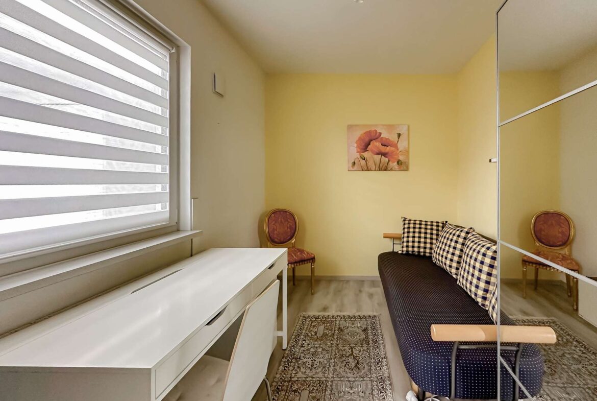 Helles Arbeitszimmer