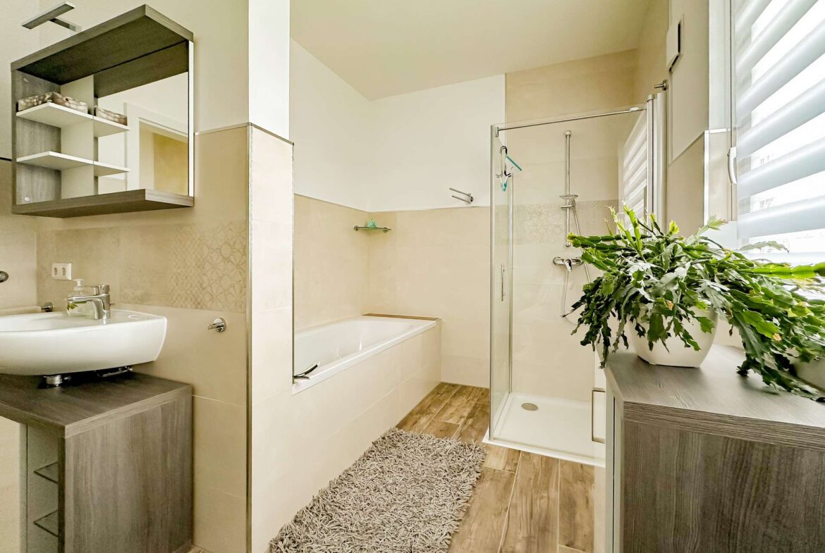 Modernes Badezimmer mit Tageslicht