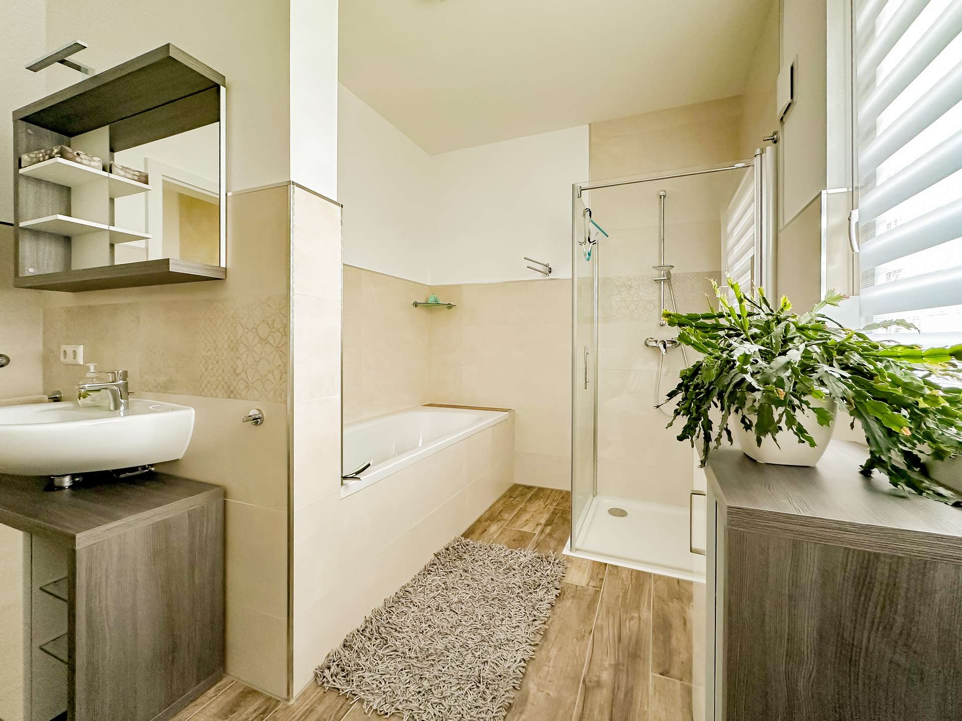 Modernes Badezimmer mit Tageslicht