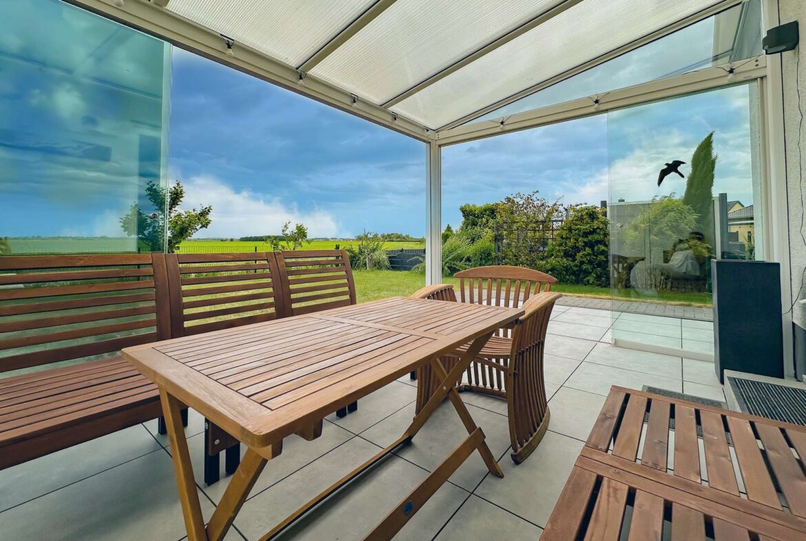 Geräumiger Wintergarten