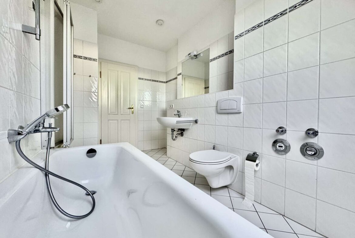 Badezimmer mit Badewanne