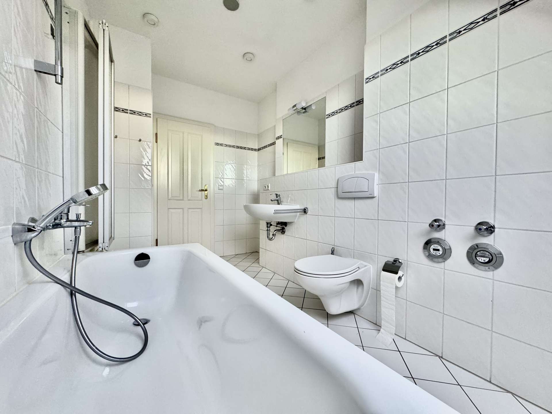 Badezimmer mit Badewanne